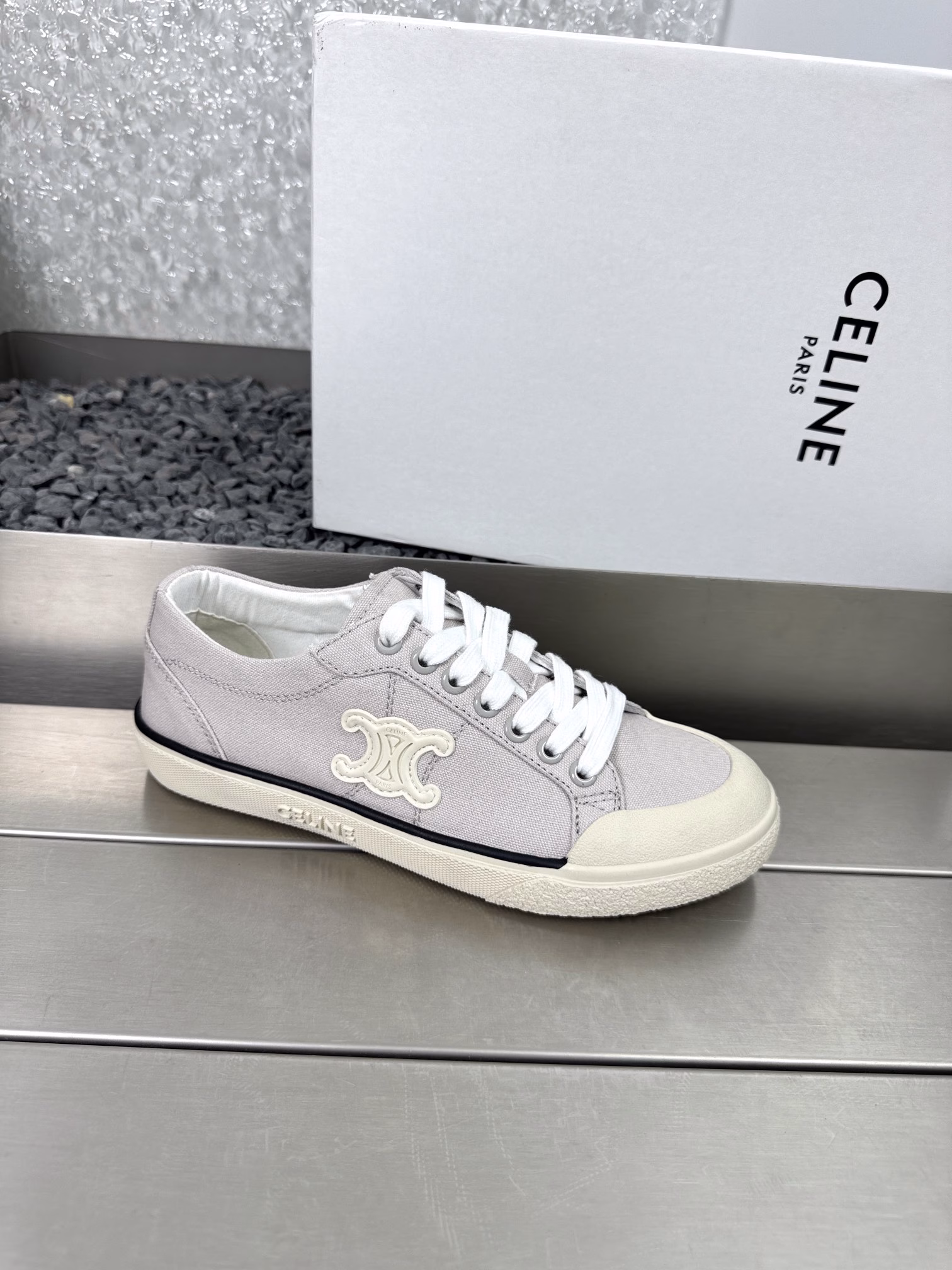 CELINE's new ALAN Triomphe white shoesThe same style as DanielleSimple style, comfortable and light, versatile, paired with jeans for a French lazy look, paired with a dress for a rich lady's vibe, mixed with suit pants for a commuter look