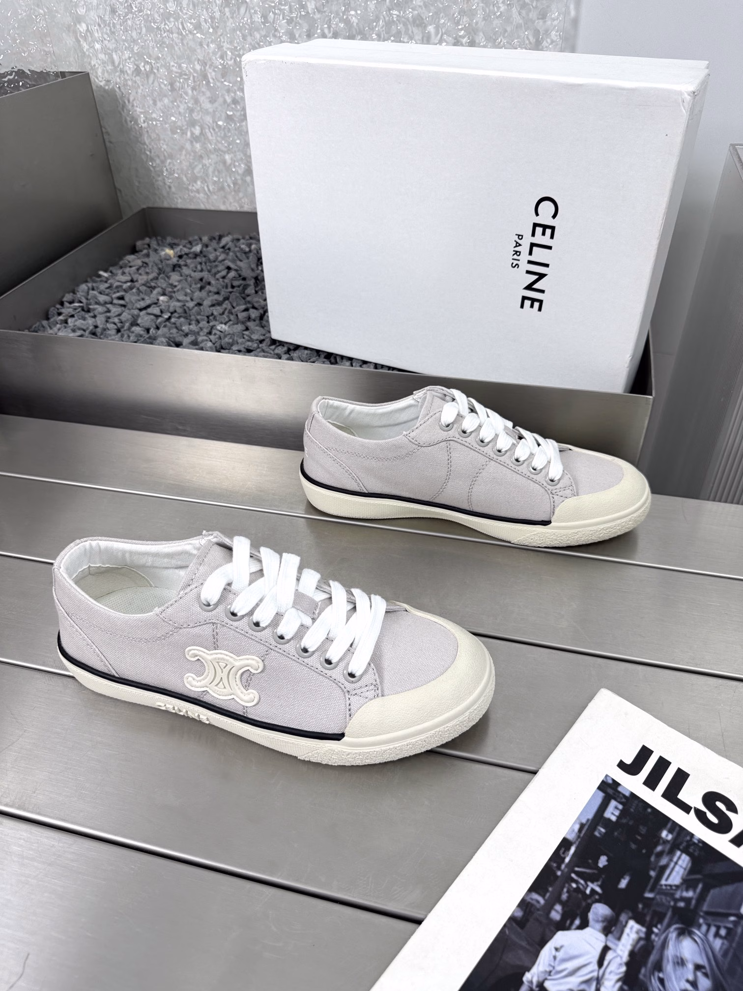 CELINE's new ALAN Triomphe white shoesThe same style as DanielleSimple style, comfortable and light, versatile, paired with jeans for a French lazy look, paired with a dress for a rich lady's vibe, mixed with suit pants for a commuter look