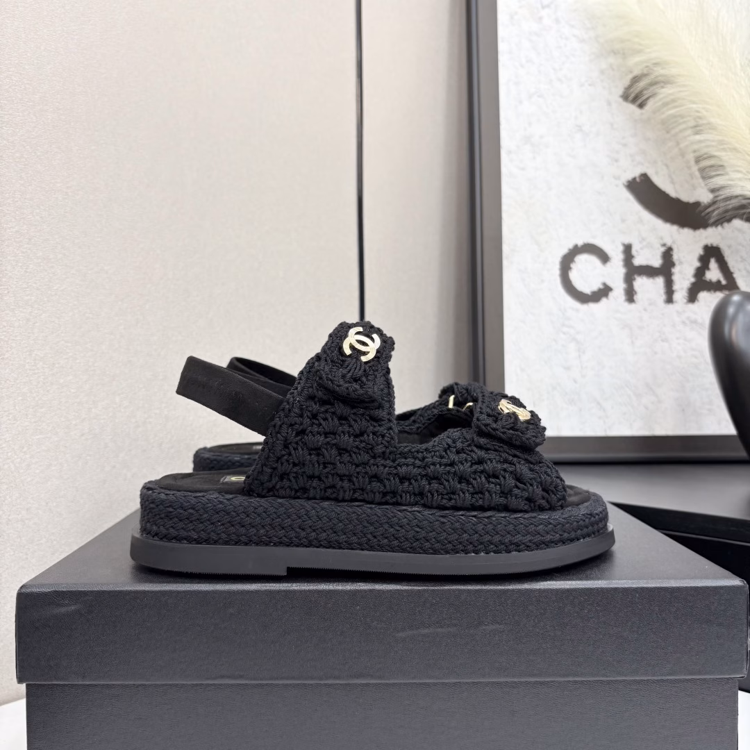 The counter mainly promotes the new color series of Velcro beach sandals. Many celebrities and internet celebrities wear them. Domestic and foreign bloggers have a wide range of sandals. They are a must-have for spring and summer wardrobes.