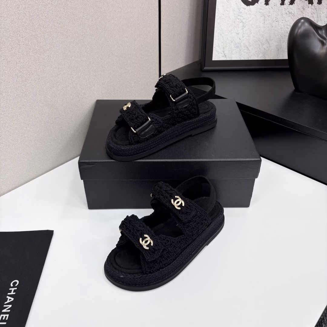 The counter mainly promotes the new color series of Velcro beach sandals. Many celebrities and internet celebrities wear them. Domestic and foreign bloggers have a wide range of sandals. They are a must-have for spring and summer wardrobes.