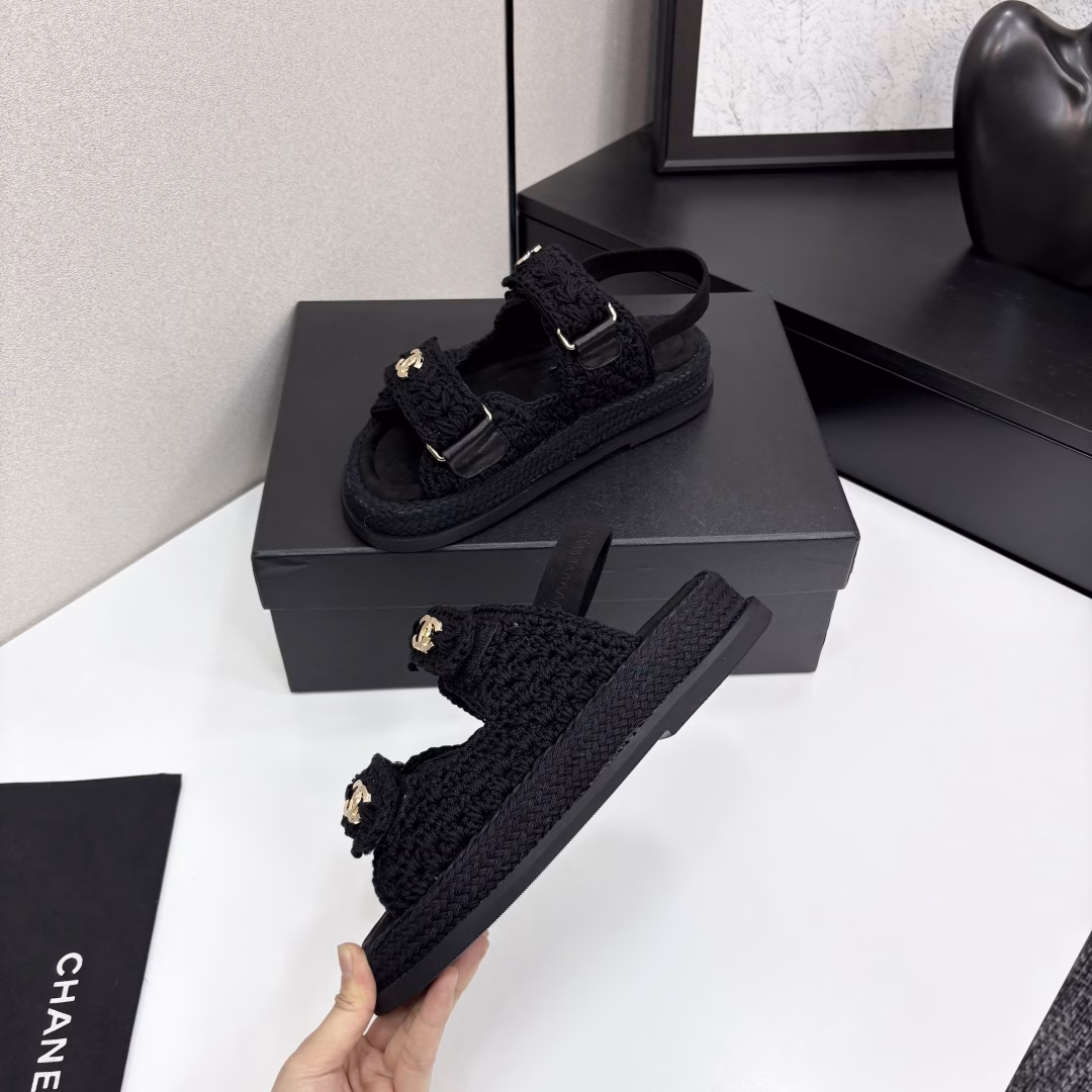 The counter mainly promotes the new color series of Velcro beach sandals. Many celebrities and internet celebrities wear them. Domestic and foreign bloggers have a wide range of sandals. They are a must-have for spring and summer wardrobes.
