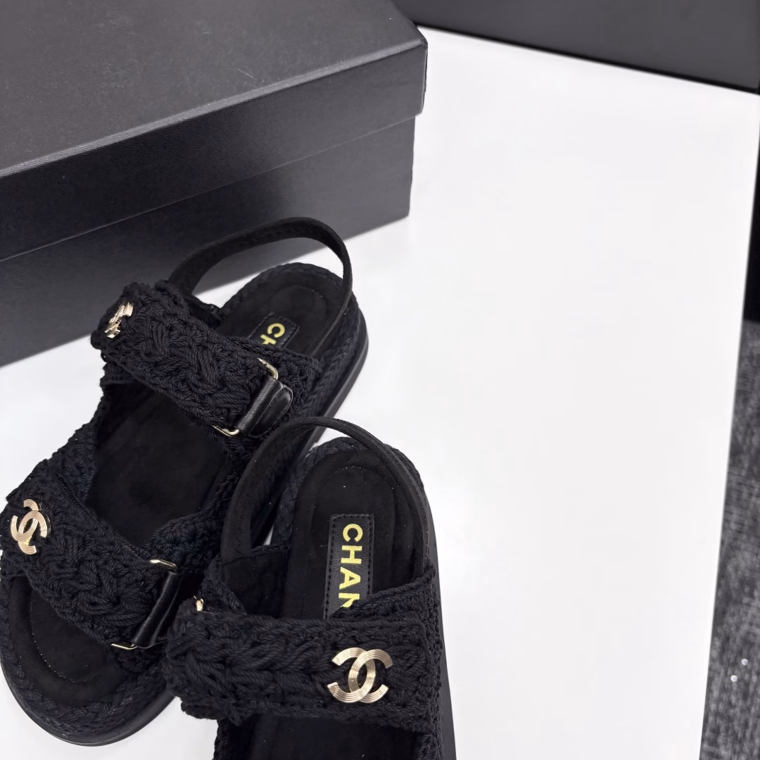 The counter mainly promotes the new color series of Velcro beach sandals. Many celebrities and internet celebrities wear them. Domestic and foreign bloggers have a wide range of sandals. They are a must-have for spring and summer wardrobes.