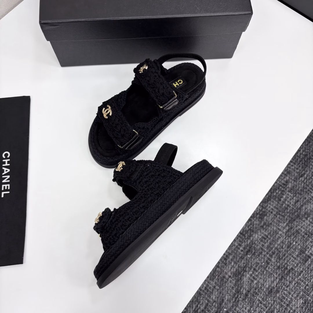 The counter mainly promotes the new color series of Velcro beach sandals. Many celebrities and internet celebrities wear them. Domestic and foreign bloggers have a wide range of sandals. They are a must-have for spring and summer wardrobes.
