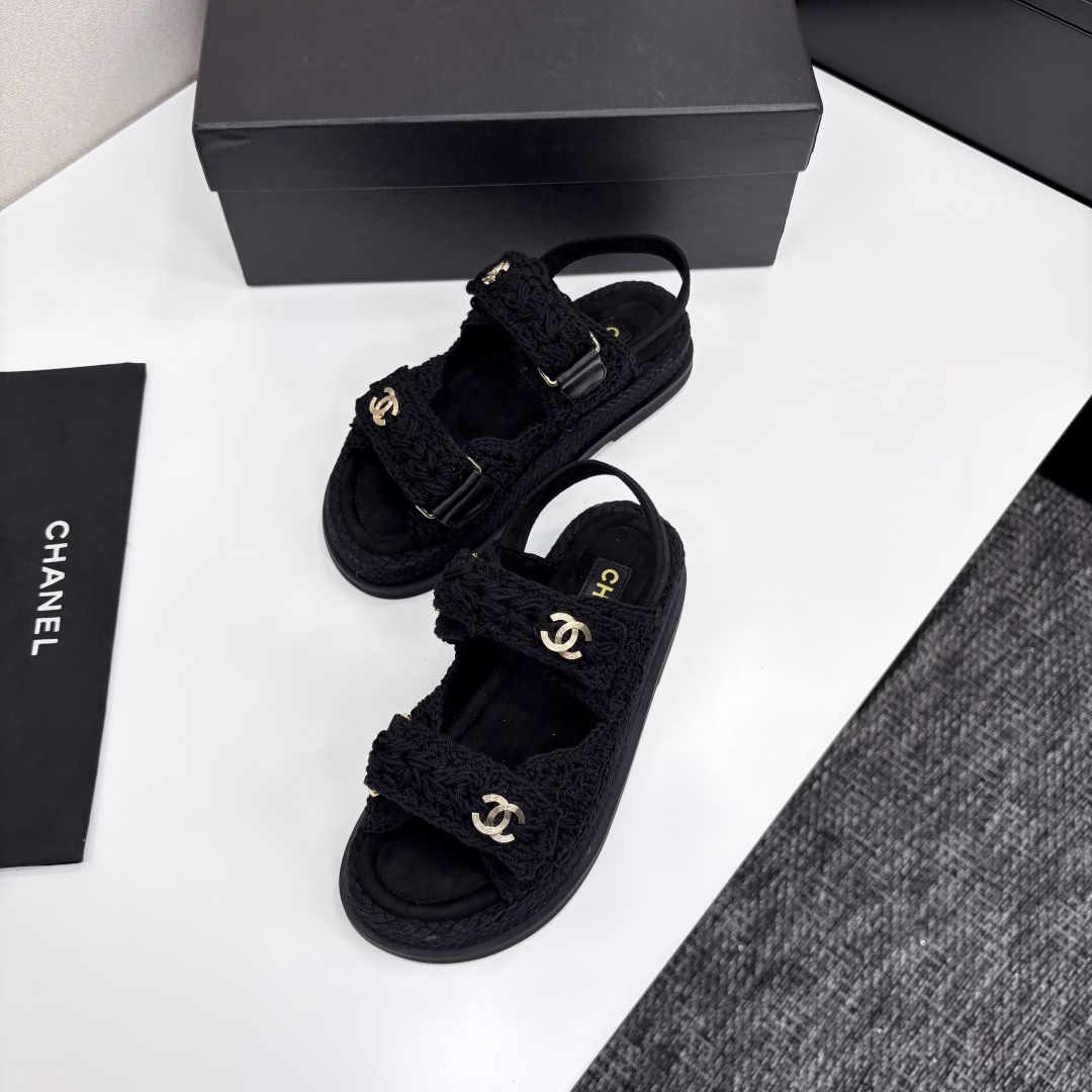 The counter mainly promotes the new color series of Velcro beach sandals. Many celebrities and internet celebrities wear them. Domestic and foreign bloggers have a wide range of sandals. They are a must-have for spring and summer wardrobes.