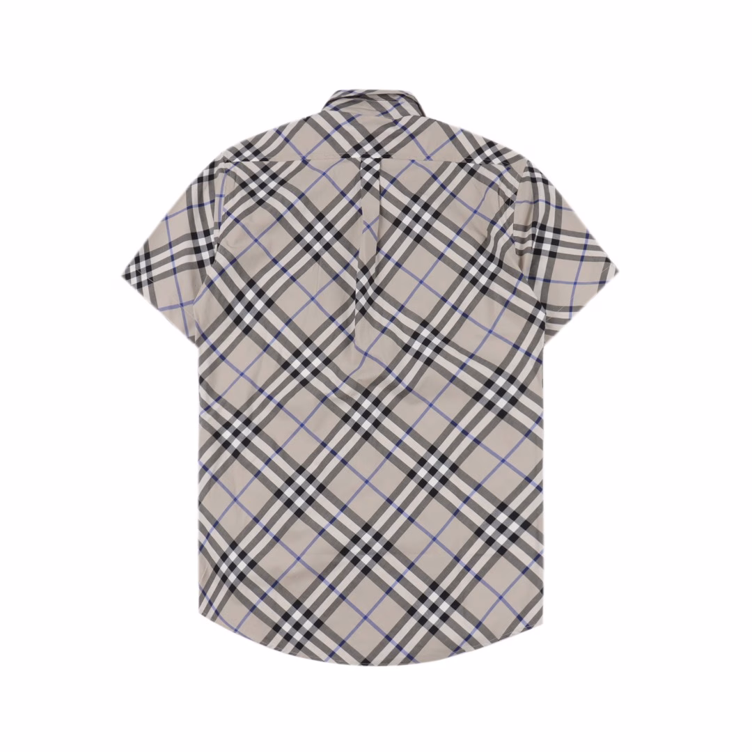 Burberry Classic Twill Short Sleeve ShirtItalian worsted fabrics ensure the uniformity and fineness of the yarn, making the fabric feel softer and more comfortable. These finishing processes not only improve the durability and wrinkle resistance of the fabric, but also make the fabric more breathable and hygroscopic. Mother-of-pearl is used. During the cutting process, special attention will be paid to the size and proportion of the body, collar, sleeves and other parts to ensure the coordination and beauty of the overall effect. During the post-processing process, the shirt will be ironed and shaped to ensure the flatness and comfort of the shirt.