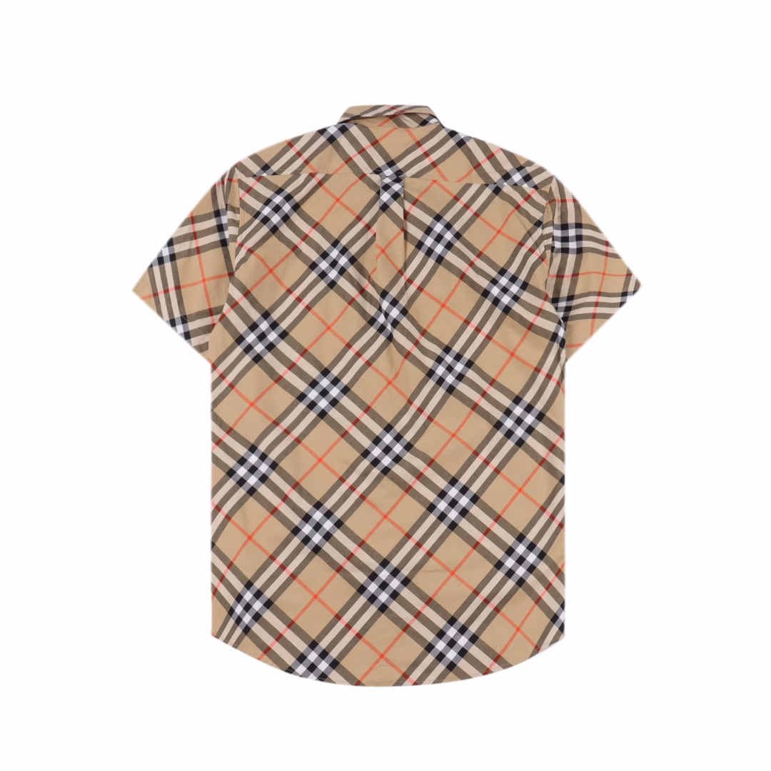 Burberry Classic Twill Short Sleeve ShirtItalian worsted fabrics ensure the uniformity and fineness of the yarn, making the fabric feel softer and more comfortable. These finishing processes not only improve the durability and wrinkle resistance of the fabric, but also make the fabric more breathable and hygroscopic. Mother-of-pearl is used. During the cutting process, special attention will be paid to the size and proportion of the body, collar, sleeves and other parts to ensure the coordination and beauty of the overall effect. During the post-processing process, the shirt will be ironed and shaped to ensure the flatness and comfort of the shirt.