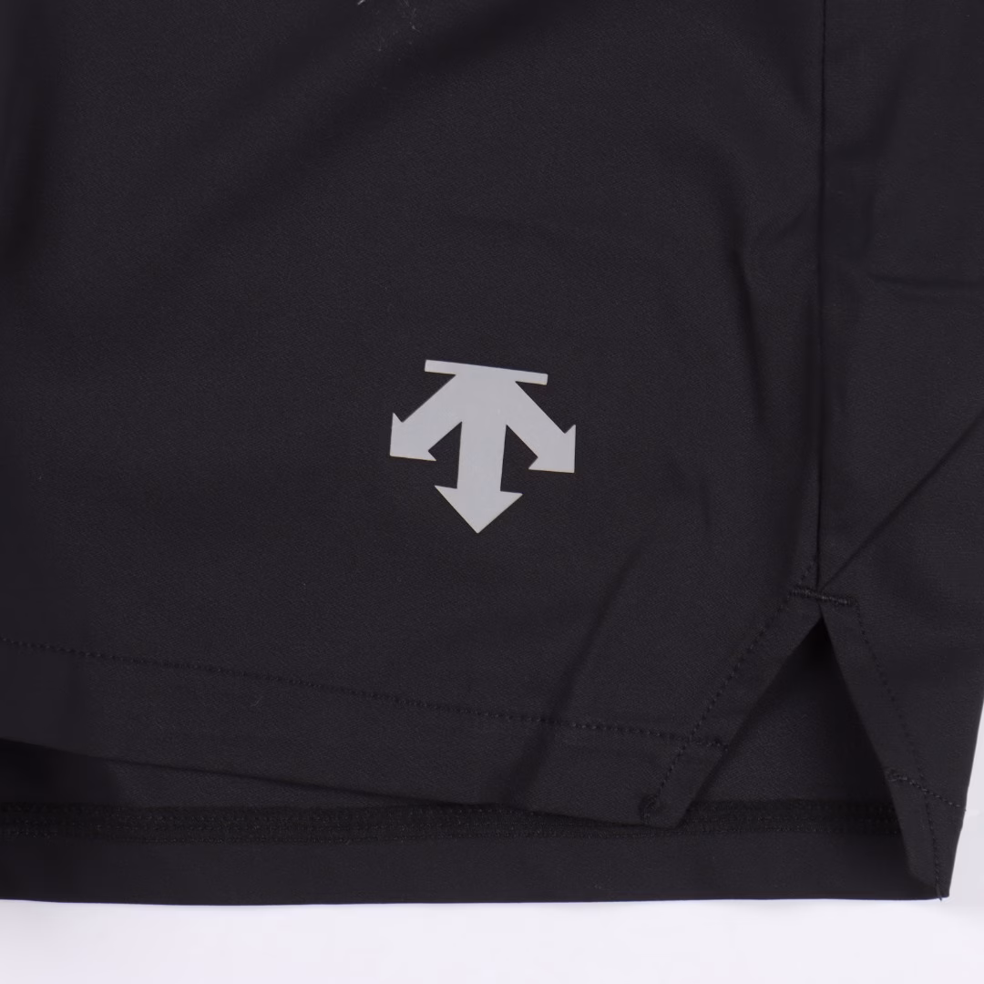 Descente Lightweight Elastic Quick-Drying Running Sports Fitness Training ShortsJacquard fabric, suitable for sports training, running and fitness; unique style design, more fit to body curves! Unrestrained sportsWoven quick-drying shorts that combine functional outdoor and urban leisure, elastic drawstring wear, continue the professional performance of sports running and urban leisure style. The tailoring pattern is very good, slim but not tight, stylish and not dragging! The length for general body shape is above the knee! Combining sports and fashion! It further reflects the aesthetics of sports! Elastic knitted fabric, feels very smooth, can be stretched at will according to the movement, and can maintain the appearance of the pants. Not to mention the breathability and softness, the heat dissipation effect is more obvious after a lot of exercise, and after a hearty exercise, it is still cool. Zipper hand pockets on both sides, storage is more powerful and can be worn for a long time, and there will be no deformation or tearing of the fabric! Three-dimensional cutting and multi-piece splicing technology, more convenient and comfortable to wear!