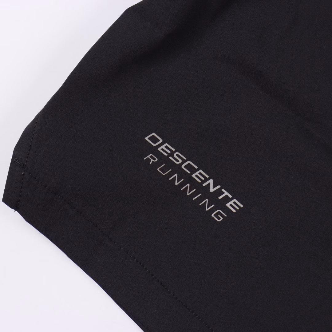 Descente Lightweight Elastic Quick-Drying Running Sports Fitness Training ShortsJacquard fabric, suitable for sports training, running and fitness; unique style design, more fit to body curves! Unrestrained sportsWoven quick-drying shorts that combine functional outdoor and urban leisure, elastic drawstring wear, continue the professional performance of sports running and urban leisure style. The tailoring pattern is very good, slim but not tight, stylish and not dragging! The length for general body shape is above the knee! Combining sports and fashion! It further reflects the aesthetics of sports! Elastic knitted fabric, feels very smooth, can be stretched at will according to the movement, and can maintain the appearance of the pants. Not to mention the breathability and softness, the heat dissipation effect is more obvious after a lot of exercise, and after a hearty exercise, it is still cool. Zipper hand pockets on both sides, storage is more powerful and can be worn for a long time, and there will be no deformation or tearing of the fabric! Three-dimensional cutting and multi-piece splicing technology, more convenient and comfortable to wear!