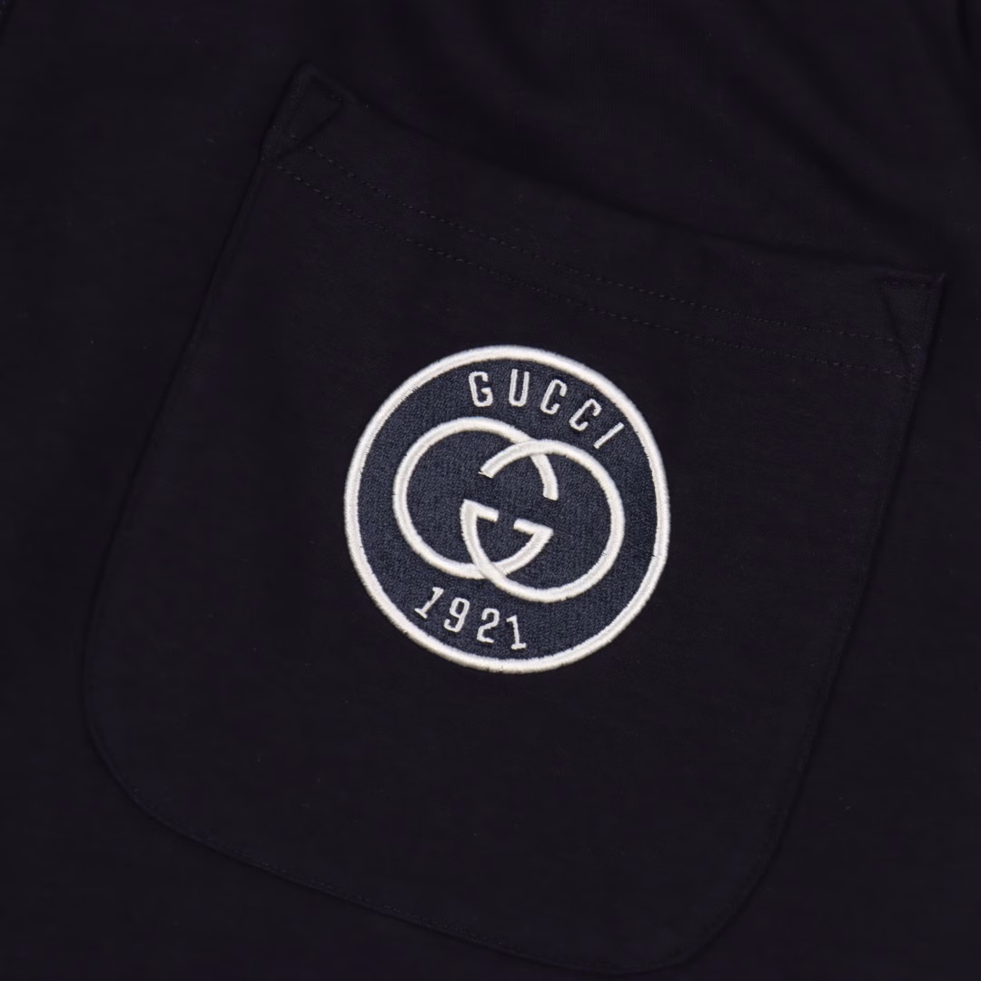 Gucci 25ss side line 1921 double G embroidered shorts2025SS new knitted shorts, custom fabrics are made of wafer fabric,Ultra-high-end knitting technology, compact and three-dimensional version, custom trouser string hardware has a strong texture, smooth, comfortable and breathable upper body,Back pocket brand logo embroidery logo embellishment! The style is simple but not lacking in grade. Three labels are complete,High breathability and comfort, impeccable details, brand element design concept, reflecting high quality. Delicate and soft touch!Presenting casual cutting, the upper body version is superb! The same style for men and women, everyone must buy, fashionable and casual wear