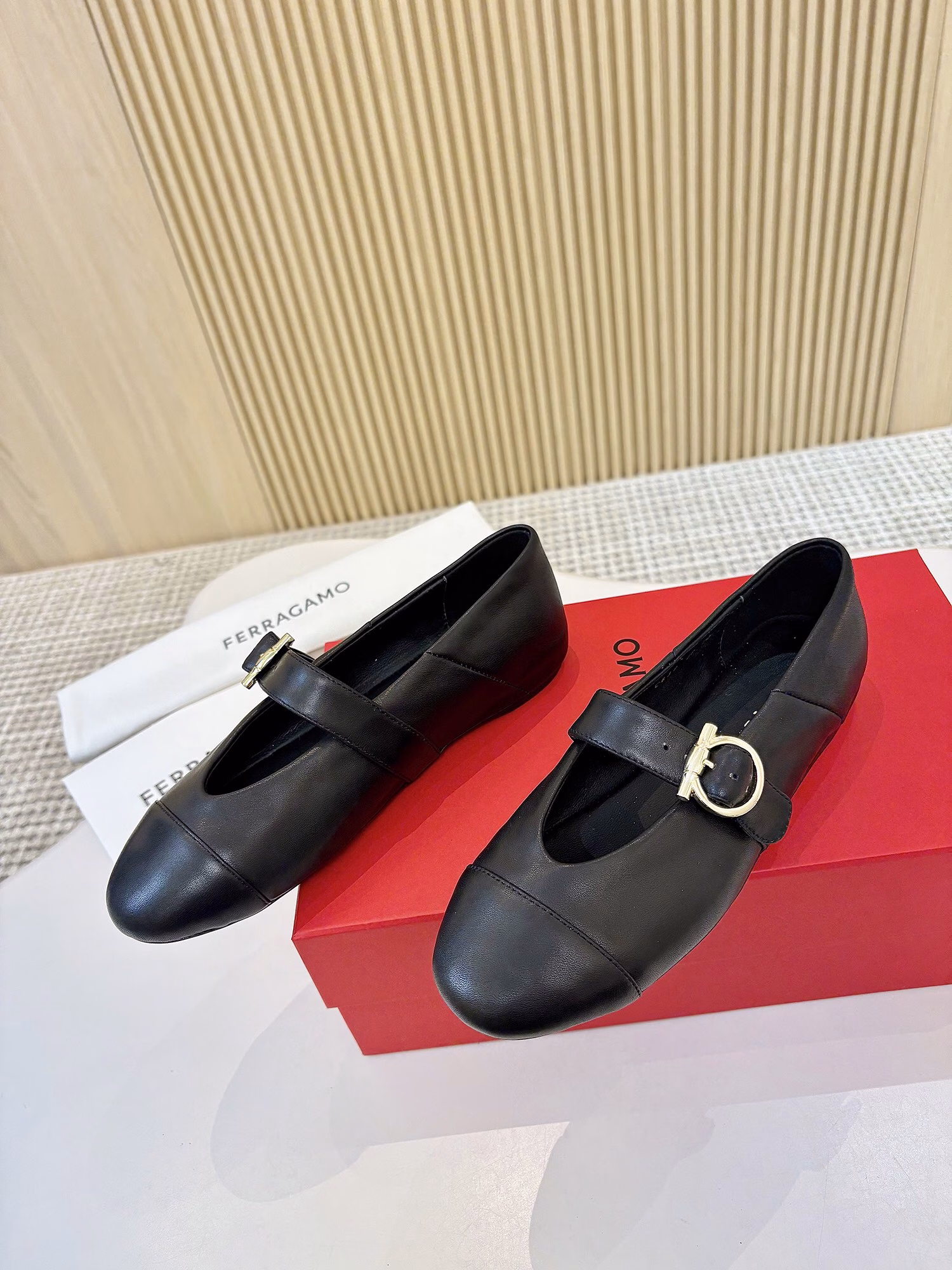 Ferragamo's new witch shoes have a 1.5cm increase in height, which is more fashionable than ordinary grandma shoes. The V-neck shoe shape lengthens the leg proportion and creates a long-legged artifact.The simple style can be easily matched with any style of clothing. There are many colors of shoes, and I believe you can always find a color you like. It is both low-key and elegant, giving people a sense of mystery.The comfort of witch shoes is also a highlight. The soft sole and heel can effectively reduce the pressure when walking, allowing you to stay comfortable when shopping, dating or working.