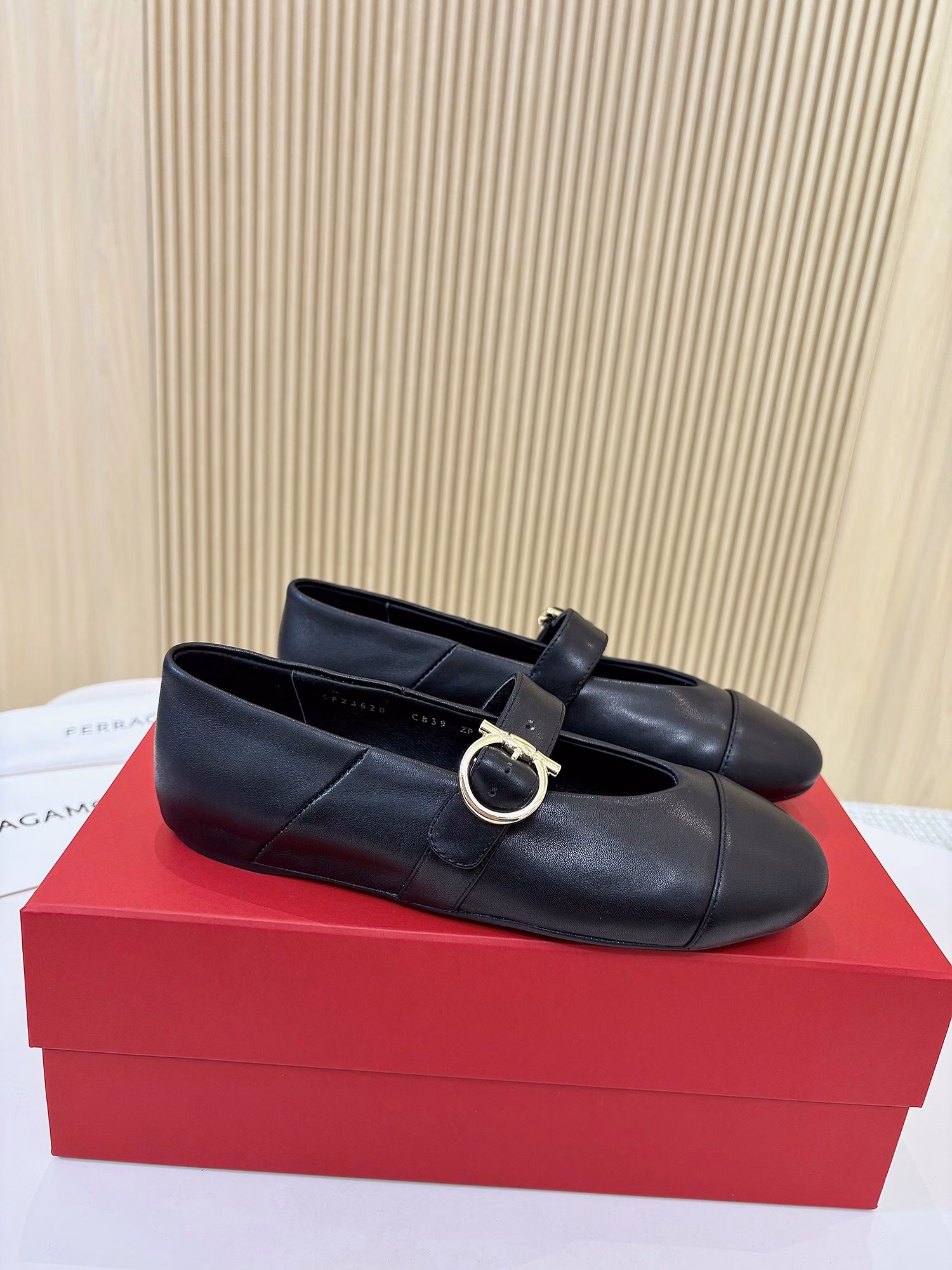 Ferragamo's new witch shoes have a 1.5cm increase in height, which is more fashionable than ordinary grandma shoes. The V-neck shoe shape lengthens the leg proportion and creates a long-legged artifact.The simple style can be easily matched with any style of clothing. There are many colors of shoes, and I believe you can always find a color you like. It is both low-key and elegant, giving people a sense of mystery.The comfort of witch shoes is also a highlight. The soft sole and heel can effectively reduce the pressure when walking, allowing you to stay comfortable when shopping, dating or working.