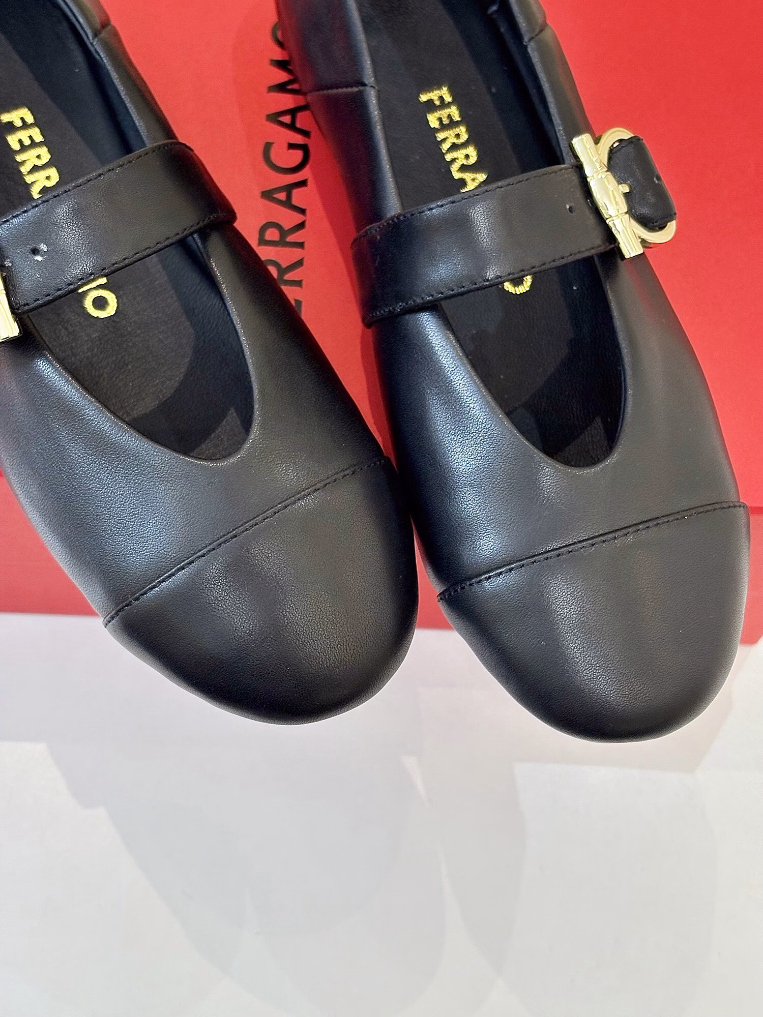 Ferragamo's new witch shoes have a 1.5cm increase in height, which is more fashionable than ordinary grandma shoes. The V-neck shoe shape lengthens the leg proportion and creates a long-legged artifact.The simple style can be easily matched with any style of clothing. There are many colors of shoes, and I believe you can always find a color you like. It is both low-key and elegant, giving people a sense of mystery.The comfort of witch shoes is also a highlight. The soft sole and heel can effectively reduce the pressure when walking, allowing you to stay comfortable when shopping, dating or working.