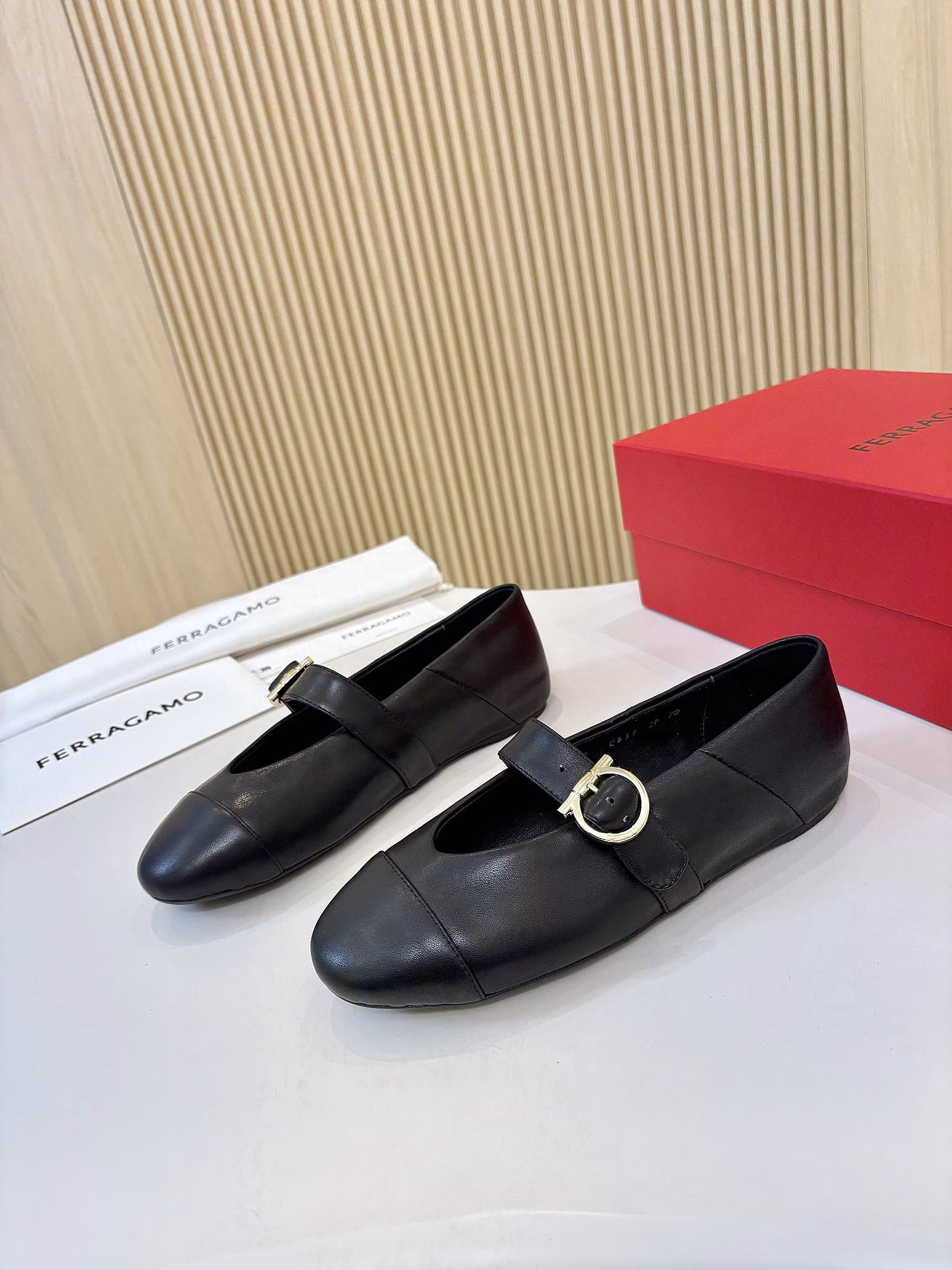 Ferragamo's new witch shoes have a 1.5cm increase in height, which is more fashionable than ordinary grandma shoes. The V-neck shoe shape lengthens the leg proportion and creates a long-legged artifact.The simple style can be easily matched with any style of clothing. There are many colors of shoes, and I believe you can always find a color you like. It is both low-key and elegant, giving people a sense of mystery.The comfort of witch shoes is also a highlight. The soft sole and heel can effectively reduce the pressure when walking, allowing you to stay comfortable when shopping, dating or working.
