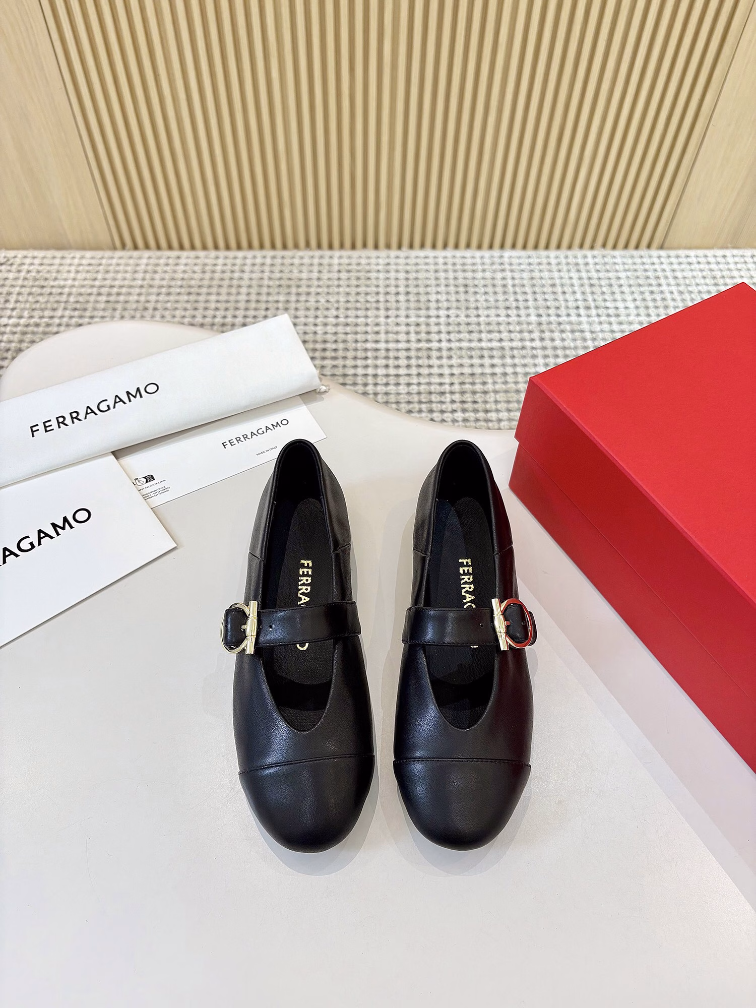 Ferragamo's new witch shoes have a 1.5cm increase in height, which is more fashionable than ordinary grandma shoes. The V-neck shoe shape lengthens the leg proportion and creates a long-legged artifact.The simple style can be easily matched with any style of clothing. There are many colors of shoes, and I believe you can always find a color you like. It is both low-key and elegant, giving people a sense of mystery.The comfort of witch shoes is also a highlight. The soft sole and heel can effectively reduce the pressure when walking, allowing you to stay comfortable when shopping, dating or working.