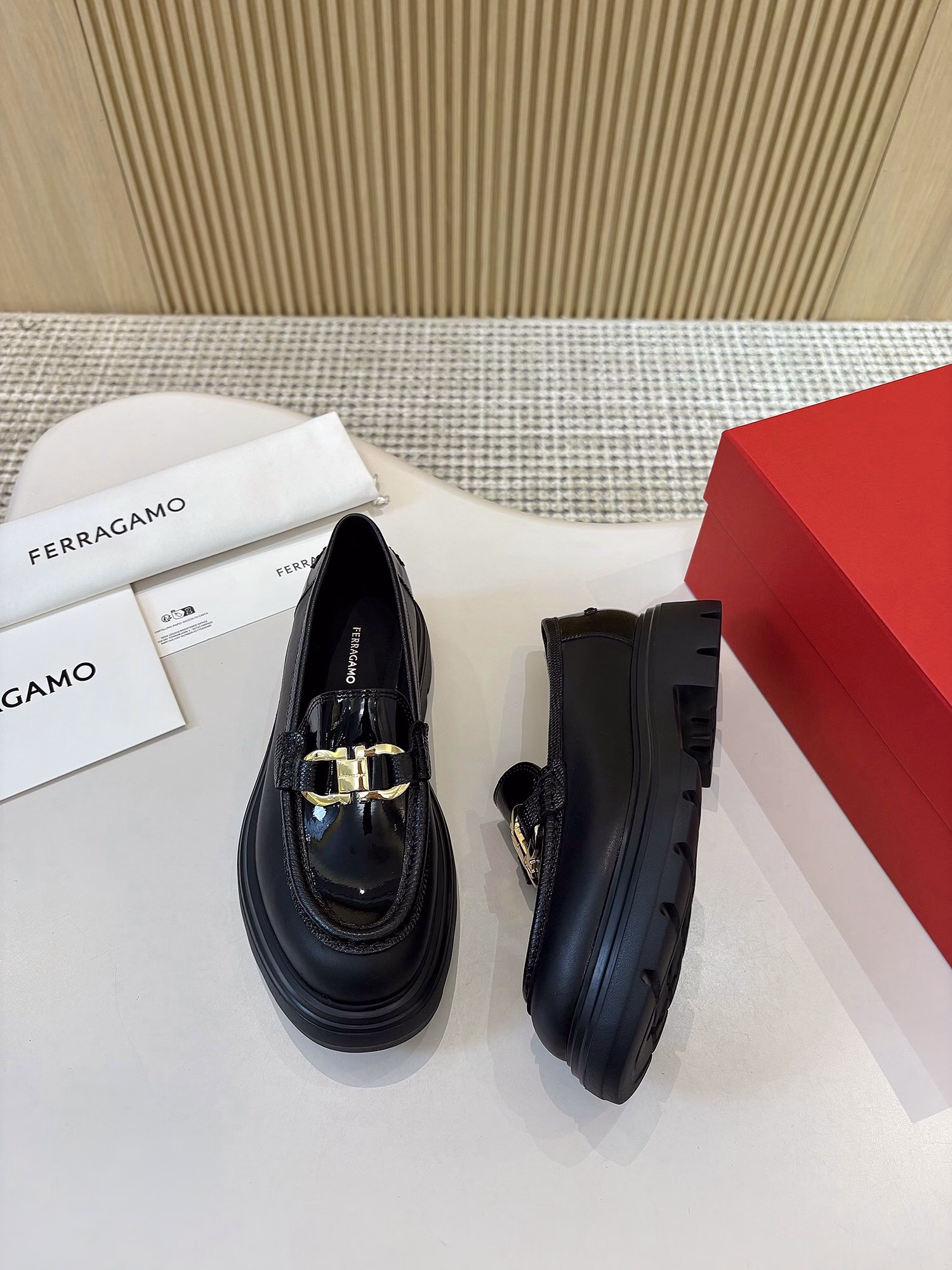Salvatore Ferragamo loafers, ceiling levelIn the vast starry sky of fashion, Salvatore Ferragamo loafers are like a shining and eternal superstar. Since their shining debut, they have defined the fashion code of elegance and comfort, and have become the foot treasures that countless fashion believers dream of.Every pair of Salvatore Ferragamo loafers is born in the traditional Italian handmade workshop, where leather and art dance together. Experienced craftsmen select the world's top leathers, and discern every inch of texture and texture between their fingertips, just to pick out the best materials that can carry the soul of the brand. From precise cutting to delicate sewing, hundreds of processes are meticulously crafted. The iconic 