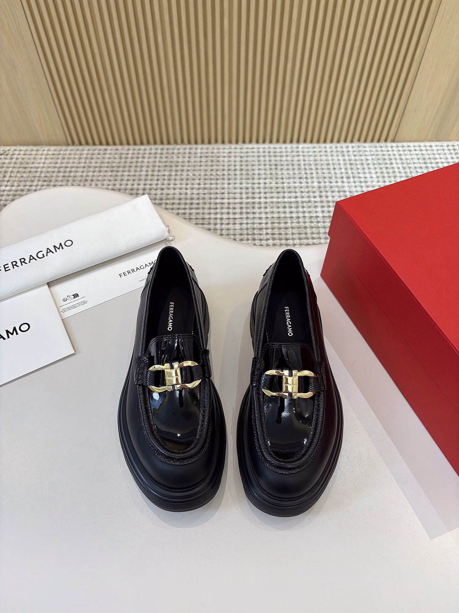Salvatore Ferragamo loafers, ceiling levelIn the vast starry sky of fashion, Salvatore Ferragamo loafers are like a shining and eternal superstar. Since their shining debut, they have defined the fashion code of elegance and comfort, and have become the foot treasures that countless fashion believers dream of.Every pair of Salvatore Ferragamo loafers is born in the traditional Italian handmade workshop, where leather and art dance together. Experienced craftsmen select the world's top leathers, and discern every inch of texture and texture between their fingertips, just to pick out the best materials that can carry the soul of the brand. From precise cutting to delicate sewing, hundreds of processes are meticulously crafted. The iconic 
