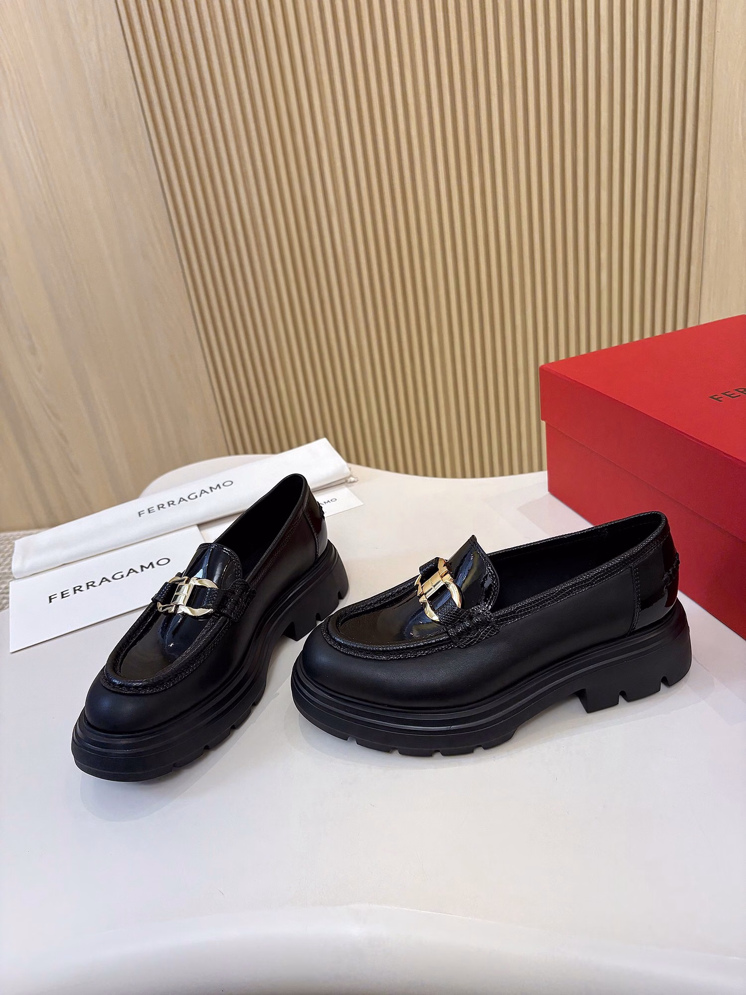 Salvatore Ferragamo loafers, ceiling levelIn the vast starry sky of fashion, Salvatore Ferragamo loafers are like a shining and eternal superstar. Since their shining debut, they have defined the fashion code of elegance and comfort, and have become the foot treasures that countless fashion believers dream of.Every pair of Salvatore Ferragamo loafers is born in the traditional Italian handmade workshop, where leather and art dance together. Experienced craftsmen select the world's top leathers, and discern every inch of texture and texture between their fingertips, just to pick out the best materials that can carry the soul of the brand. From precise cutting to delicate sewing, hundreds of processes are meticulously crafted. The iconic 
