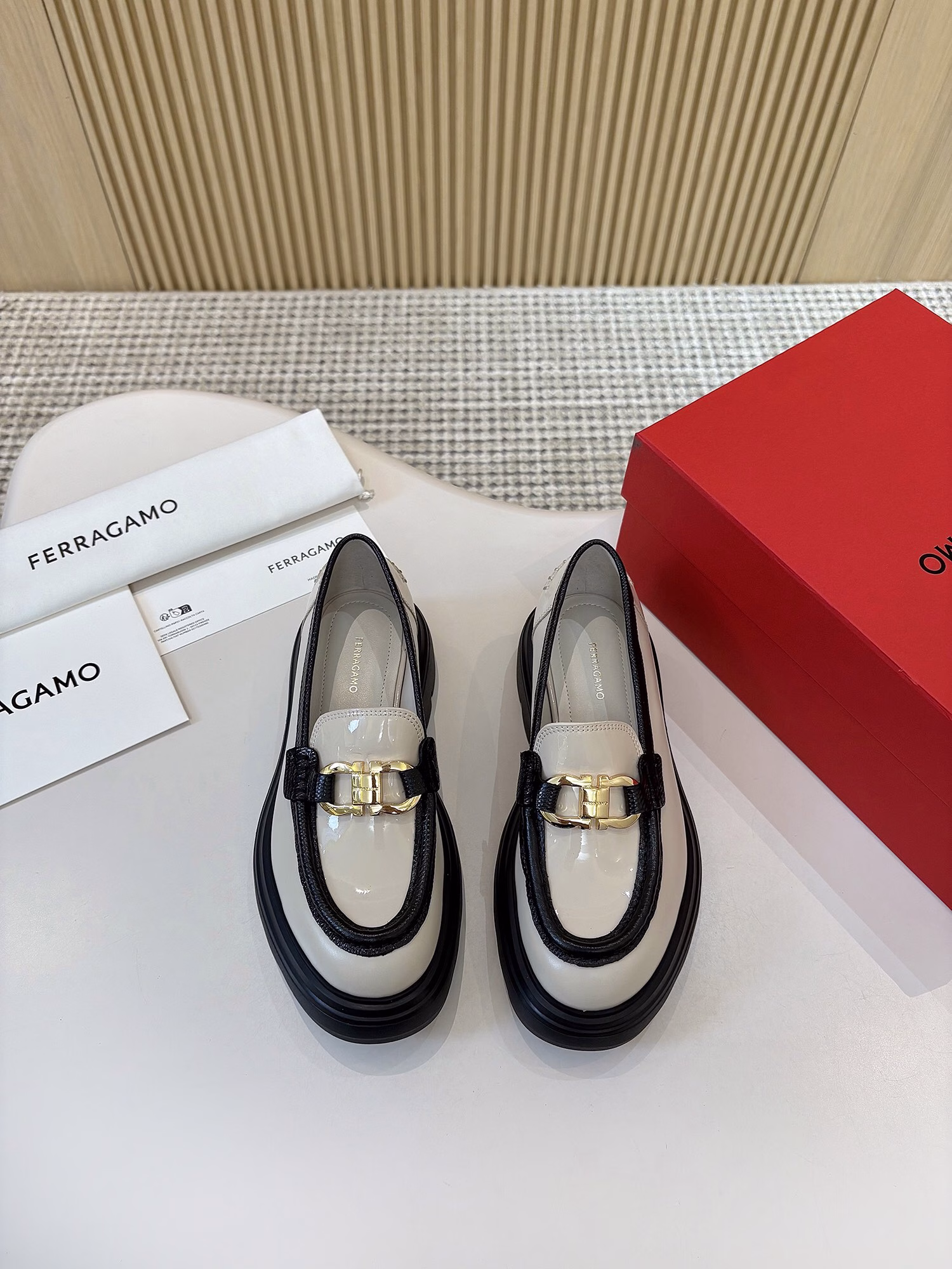 Salvatore Ferragamo loafers, ceiling levelIn the vast starry sky of fashion, Salvatore Ferragamo loafers are like a shining and eternal superstar. Since their shining debut, they have defined the fashion code of elegance and comfort, and have become the foot treasures that countless fashion believers dream of.Every pair of Salvatore Ferragamo loafers is born in the traditional Italian handmade workshop, where leather and art dance together. Experienced craftsmen select the world's top leathers, and discern every inch of texture and texture between their fingertips, just to pick out the best materials that can carry the soul of the brand. From precise cutting to delicate sewing, hundreds of processes are meticulously crafted. The iconic 