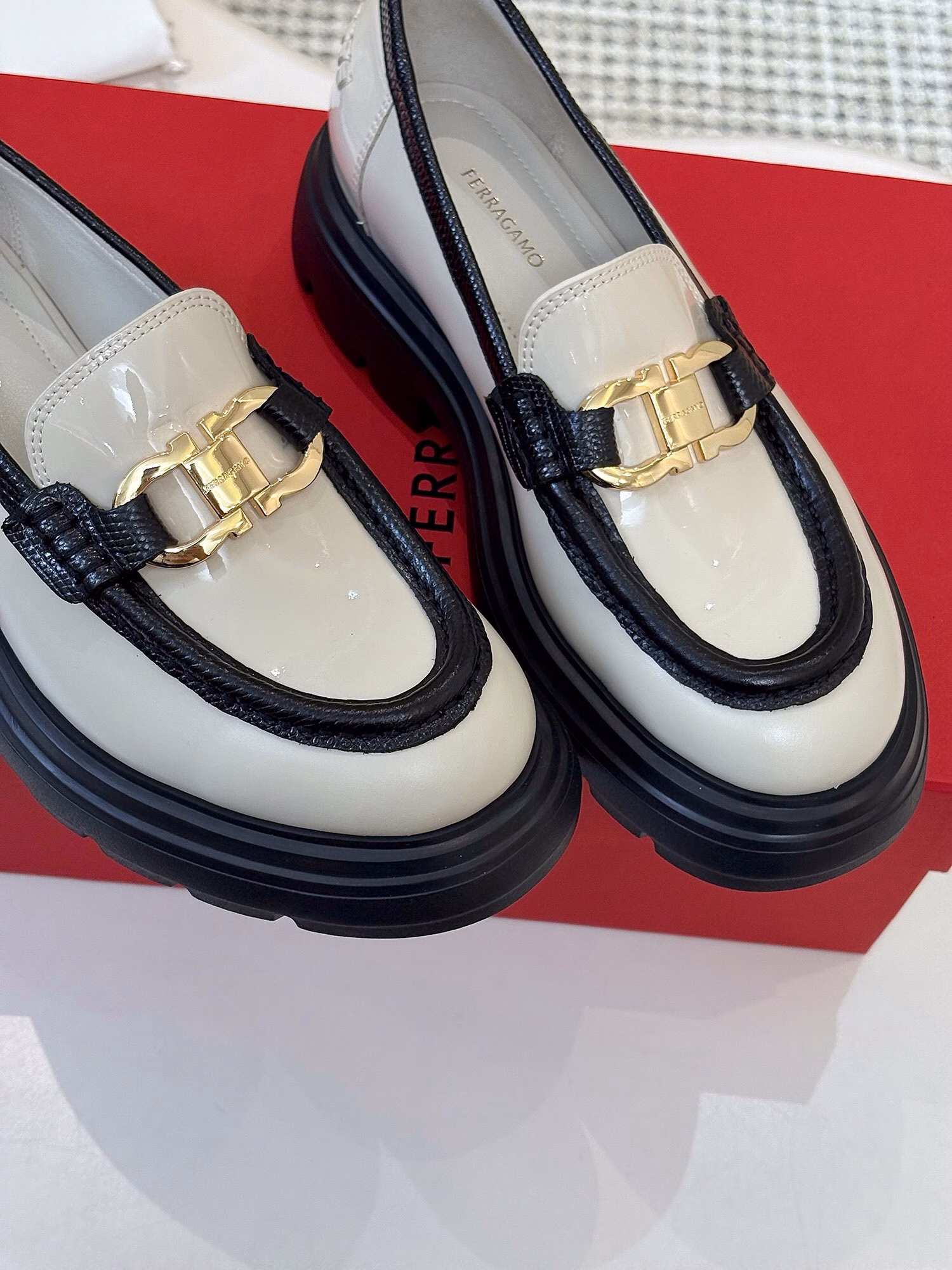 Salvatore Ferragamo loafers, ceiling levelIn the vast starry sky of fashion, Salvatore Ferragamo loafers are like a shining and eternal superstar. Since their shining debut, they have defined the fashion code of elegance and comfort, and have become the foot treasures that countless fashion believers dream of.Every pair of Salvatore Ferragamo loafers is born in the traditional Italian handmade workshop, where leather and art dance together. Experienced craftsmen select the world's top leathers, and discern every inch of texture and texture between their fingertips, just to pick out the best materials that can carry the soul of the brand. From precise cutting to delicate sewing, hundreds of processes are meticulously crafted. The iconic 