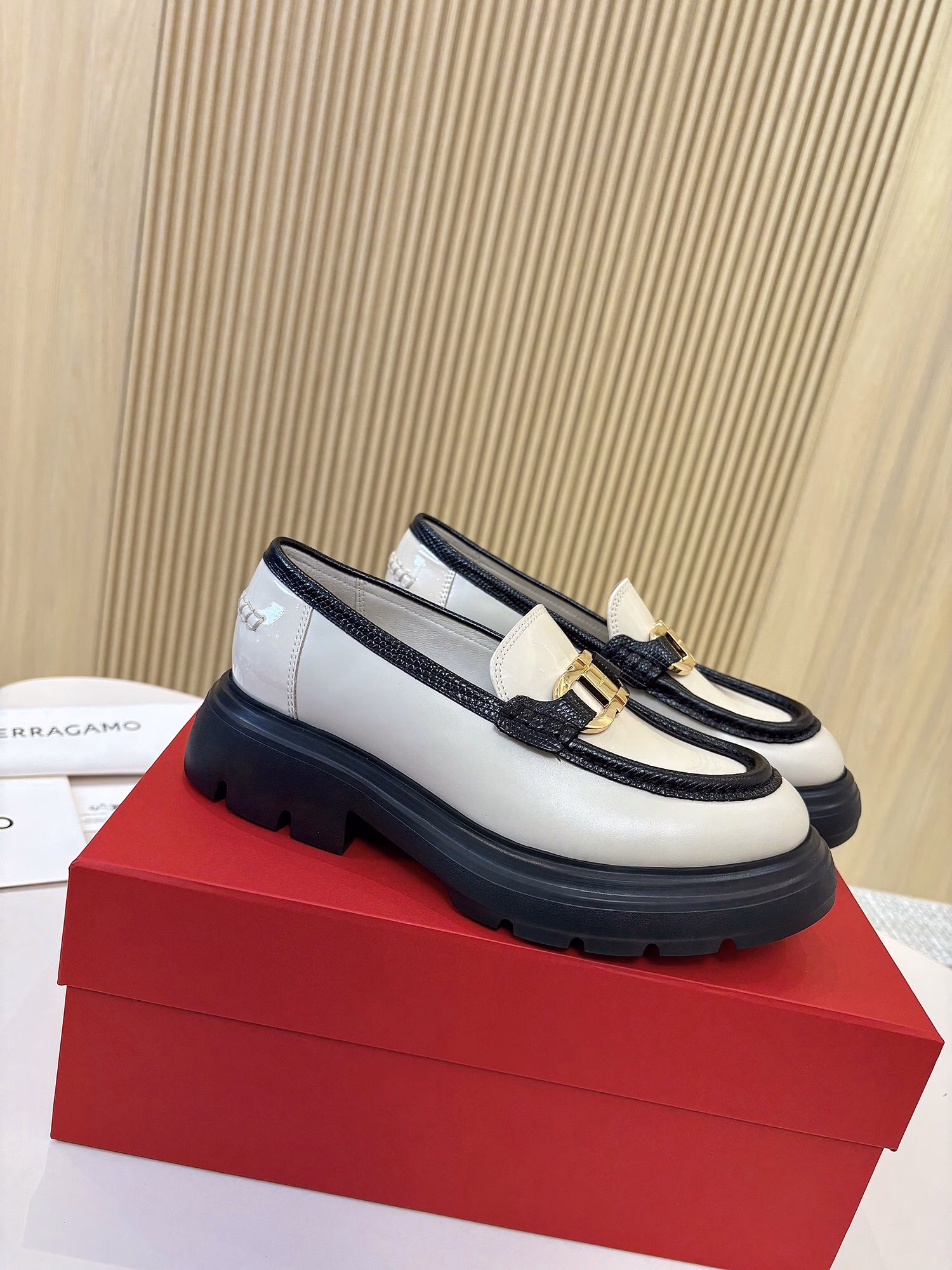 Salvatore Ferragamo loafers, ceiling levelIn the vast starry sky of fashion, Salvatore Ferragamo loafers are like a shining and eternal superstar. Since their shining debut, they have defined the fashion code of elegance and comfort, and have become the foot treasures that countless fashion believers dream of.Every pair of Salvatore Ferragamo loafers is born in the traditional Italian handmade workshop, where leather and art dance together. Experienced craftsmen select the world's top leathers, and discern every inch of texture and texture between their fingertips, just to pick out the best materials that can carry the soul of the brand. From precise cutting to delicate sewing, hundreds of processes are meticulously crafted. The iconic 