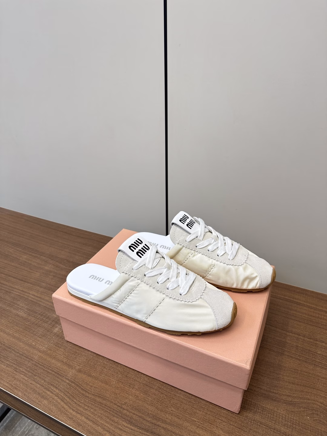 Miu Miu Dexter Chiffon Breathable Lazy ShoesThis pair of sneakers that appeared at the Miu Miu show has been launched on major purchasing websites around the world.Simple and casual, it can also reflect the beauty of tannins. The whole pair of shoes is simple and fashionable, and it is very light and versatile!