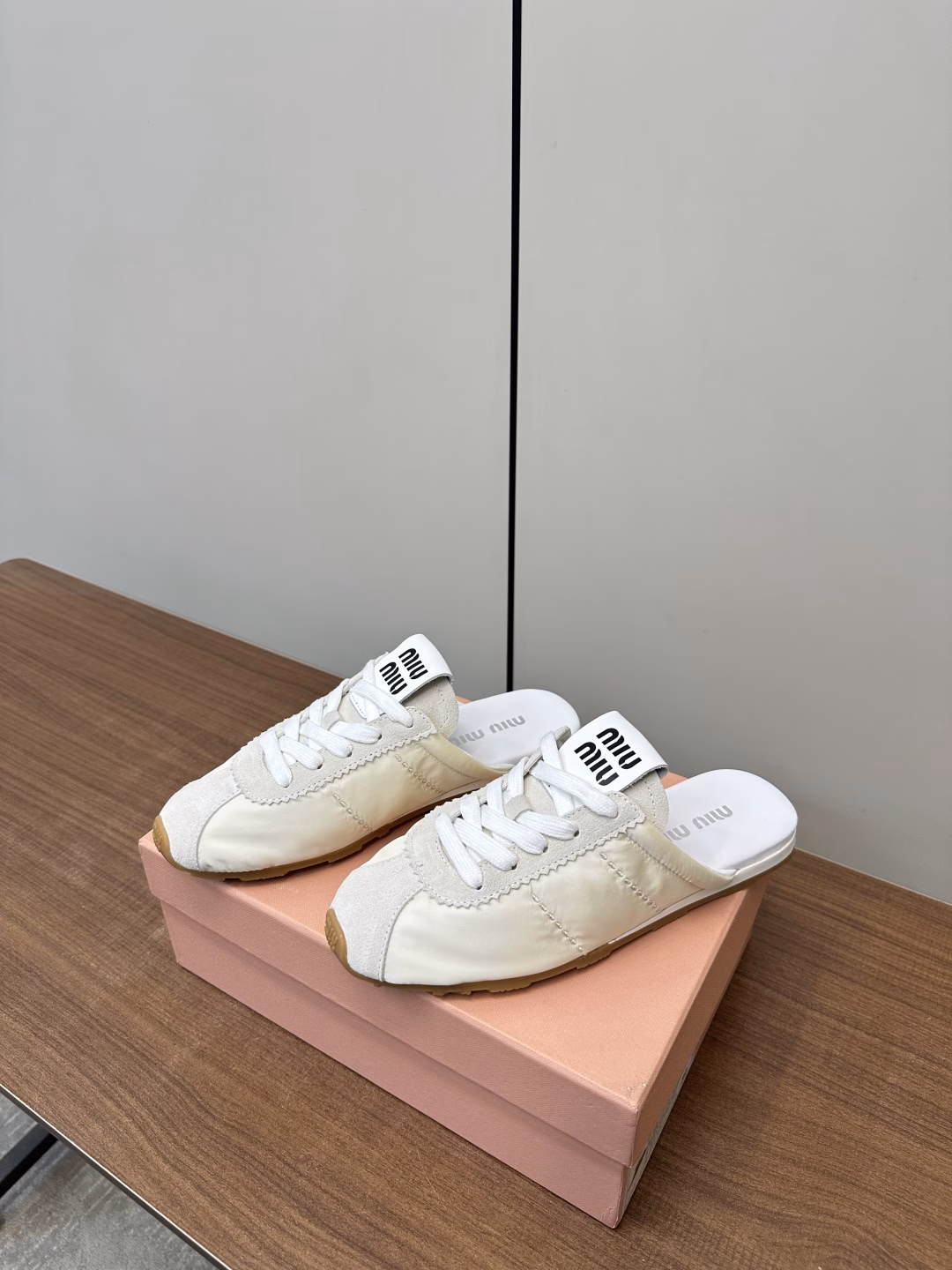 Miu Miu Dexter Chiffon Breathable Lazy ShoesThis pair of sneakers that appeared at the Miu Miu show has been launched on major purchasing websites around the world.Simple and casual, it can also reflect the beauty of tannins. The whole pair of shoes is simple and fashionable, and it is very light and versatile!