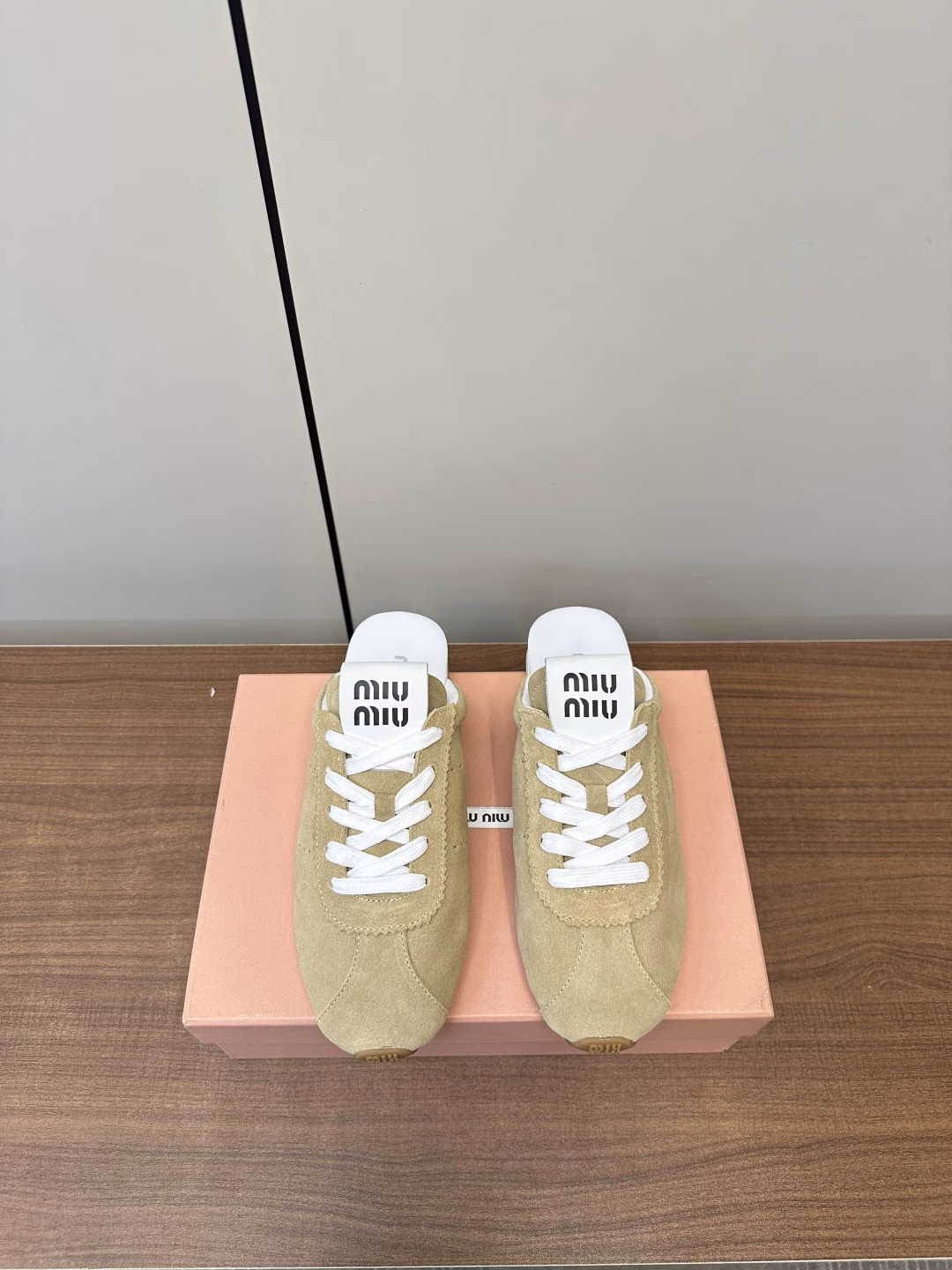 Miu Miu Dexter Chiffon Breathable Lazy ShoesThis pair of sneakers that appeared at the Miu Miu show has been launched on major purchasing websites around the world.Simple and casual, it can also reflect the beauty of tannins. The whole pair of shoes is simple and fashionable, and it is very light and versatile!