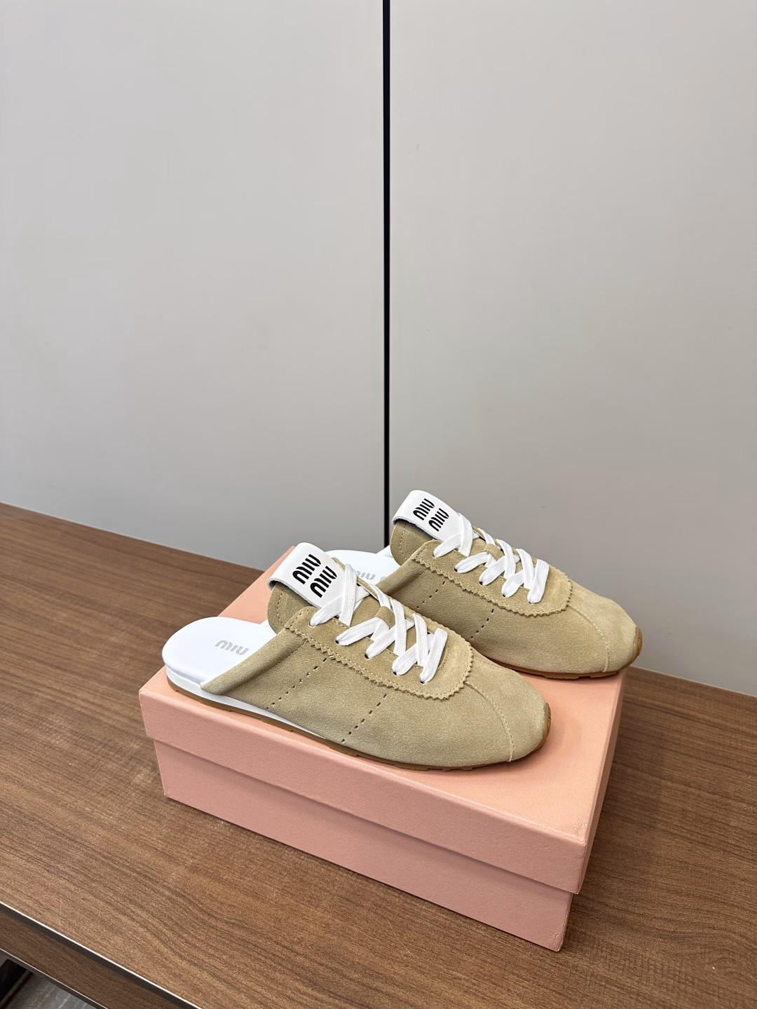 Miu Miu Dexter Chiffon Breathable Lazy ShoesThis pair of sneakers that appeared at the Miu Miu show has been launched on major purchasing websites around the world.Simple and casual, it can also reflect the beauty of tannins. The whole pair of shoes is simple and fashionable, and it is very light and versatile!