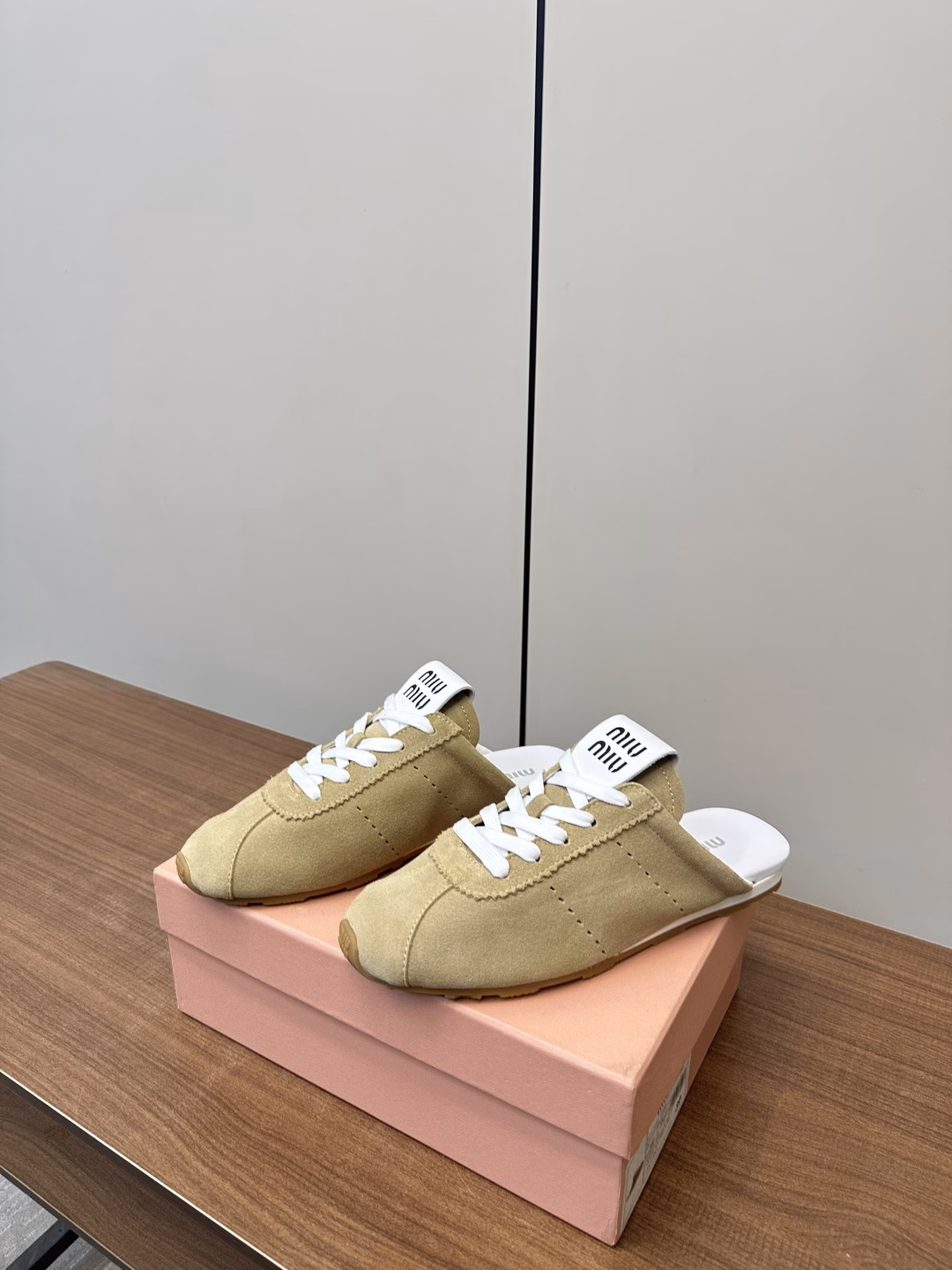 Miu Miu Dexter Chiffon Breathable Lazy ShoesThis pair of sneakers that appeared at the Miu Miu show has been launched on major purchasing websites around the world.Simple and casual, it can also reflect the beauty of tannins. The whole pair of shoes is simple and fashionable, and it is very light and versatile!