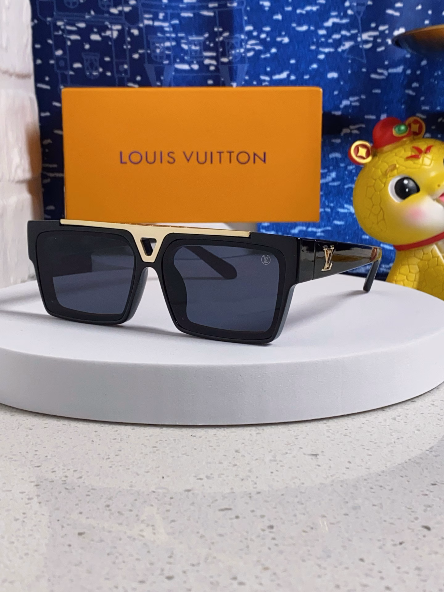 Louis Vuitton 2025 new craft European and American fashion large frame sunglasses new Internet celebrity style square frame sunglasses unisex