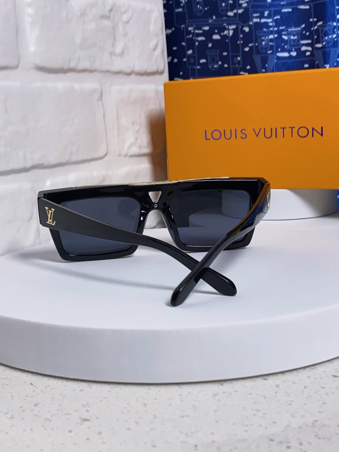 Louis Vuitton 2025 new craft European and American fashion large frame sunglasses new Internet celebrity style square frame sunglasses unisex