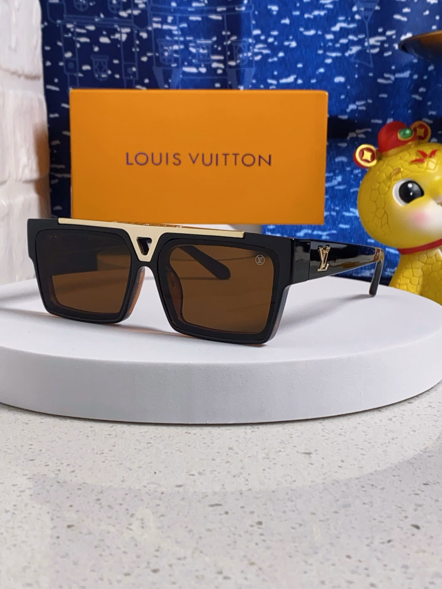 Louis Vuitton 2025 new craft European and American fashion large frame sunglasses new Internet celebrity style square frame sunglasses unisex