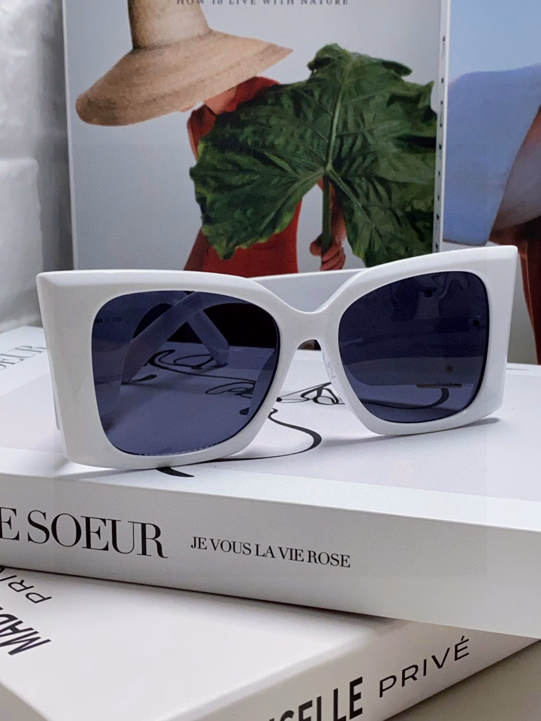 I love YSL Saint Laurent sunglasses. They give off a strong aura when worn on the face, making the face look smaller. The glasses are large but not heavy at all. The width of the temples is just right, making them light and comfortable to wear.