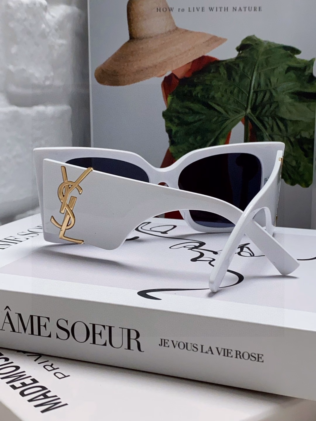 I love YSL Saint Laurent sunglasses. They give off a strong aura when worn on the face, making the face look smaller. The glasses are large but not heavy at all. The width of the temples is just right, making them light and comfortable to wear.