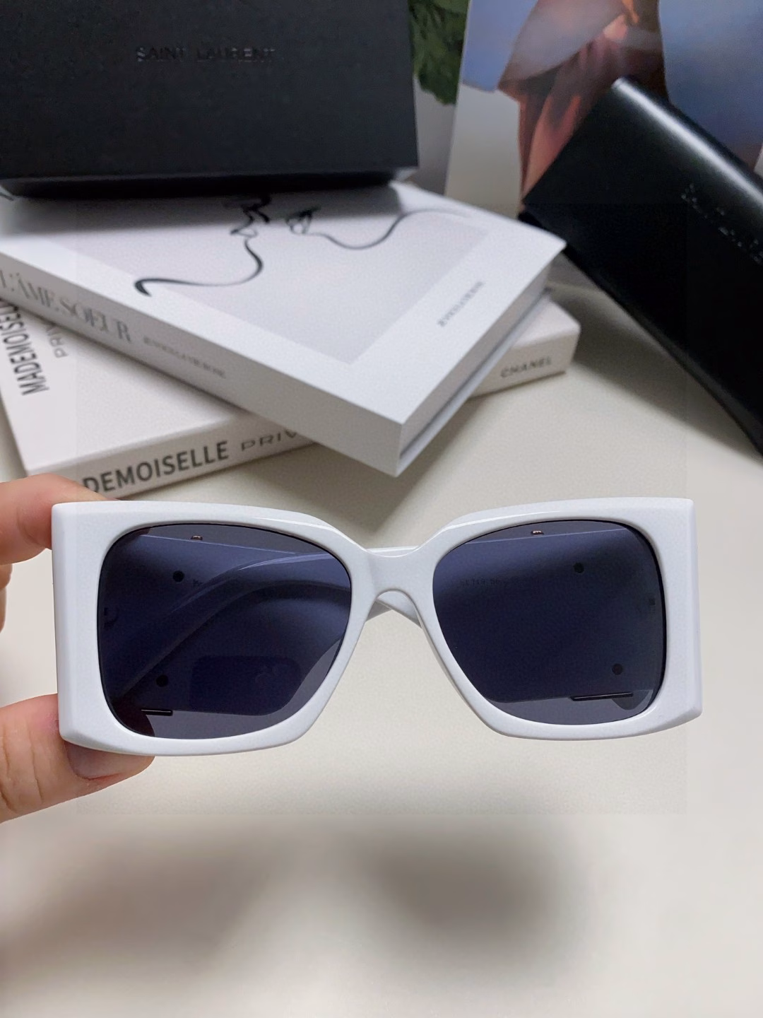 I love YSL Saint Laurent sunglasses. They give off a strong aura when worn on the face, making the face look smaller. The glasses are large but not heavy at all. The width of the temples is just right, making them light and comfortable to wear.