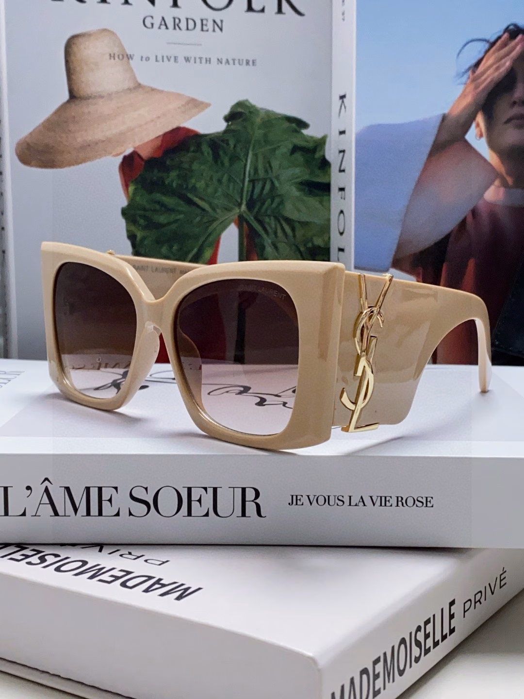 I love YSL Saint Laurent sunglasses. They give off a strong aura when worn on the face, making the face look smaller. The glasses are large but not heavy at all. The width of the temples is just right, making them light and comfortable to wear.