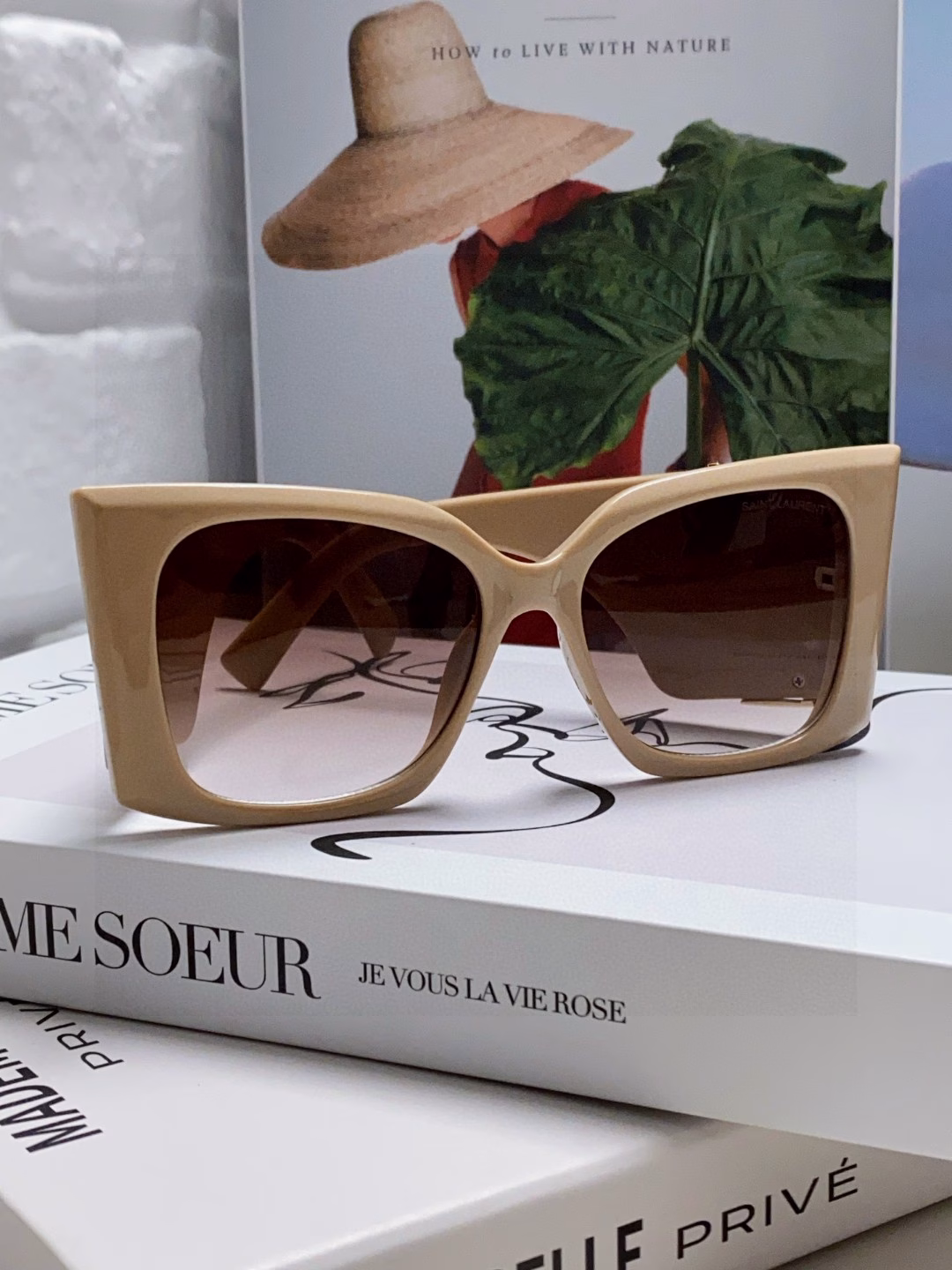 I love YSL Saint Laurent sunglasses. They give off a strong aura when worn on the face, making the face look smaller. The glasses are large but not heavy at all. The width of the temples is just right, making them light and comfortable to wear.