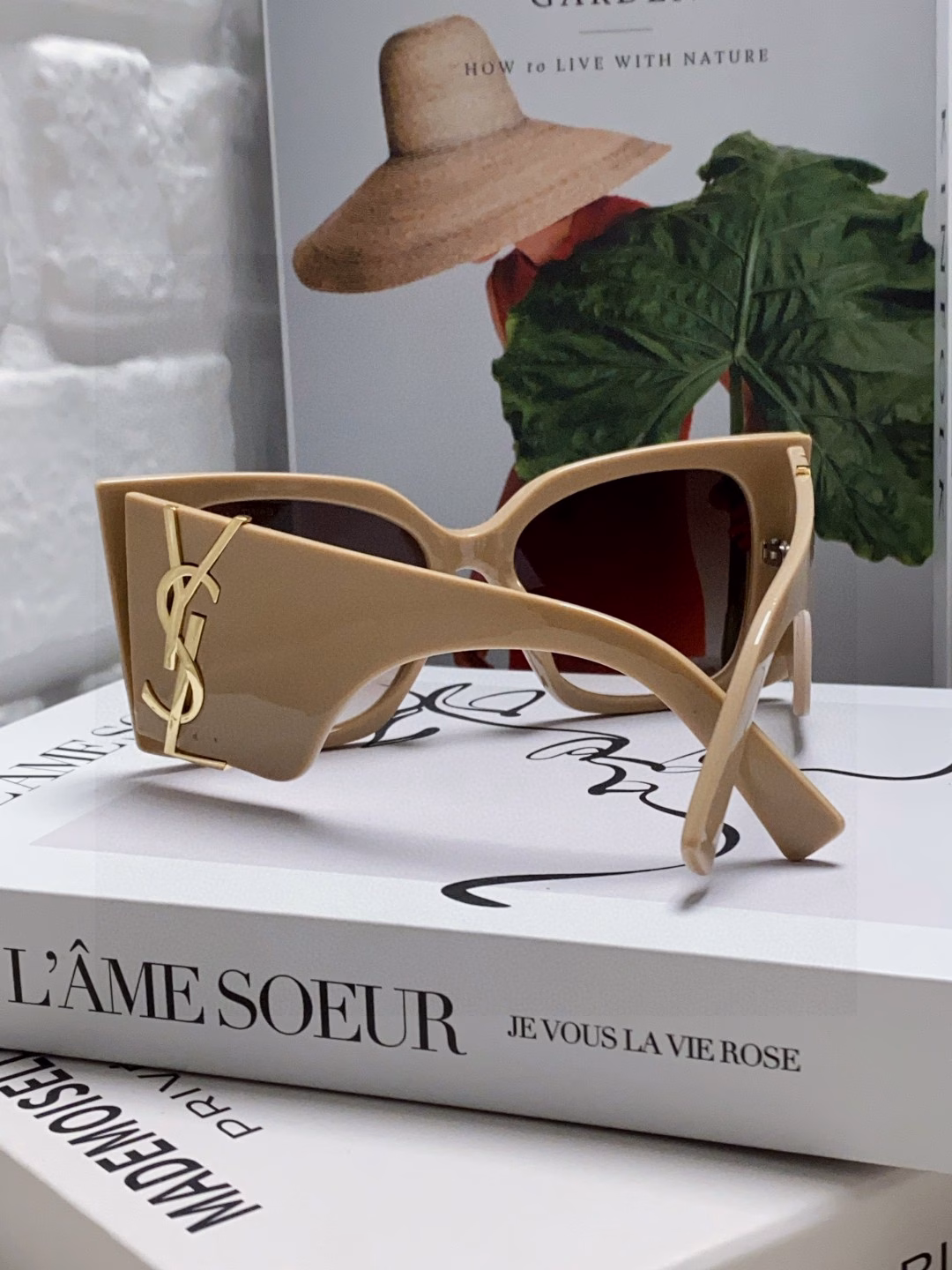 I love YSL Saint Laurent sunglasses. They give off a strong aura when worn on the face, making the face look smaller. The glasses are large but not heavy at all. The width of the temples is just right, making them light and comfortable to wear.