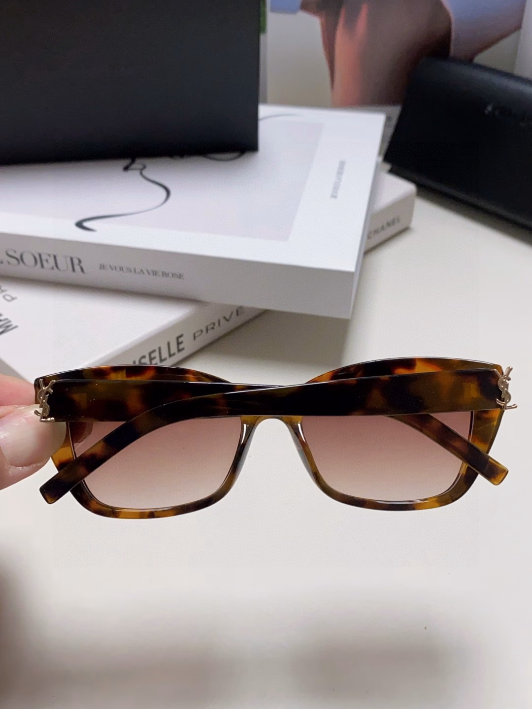 Yves Saint Laurent 2025 new cat-eye sunglasses for women, high-end anti-ultraviolet polarized sunglasses, popular online women's sunglasses