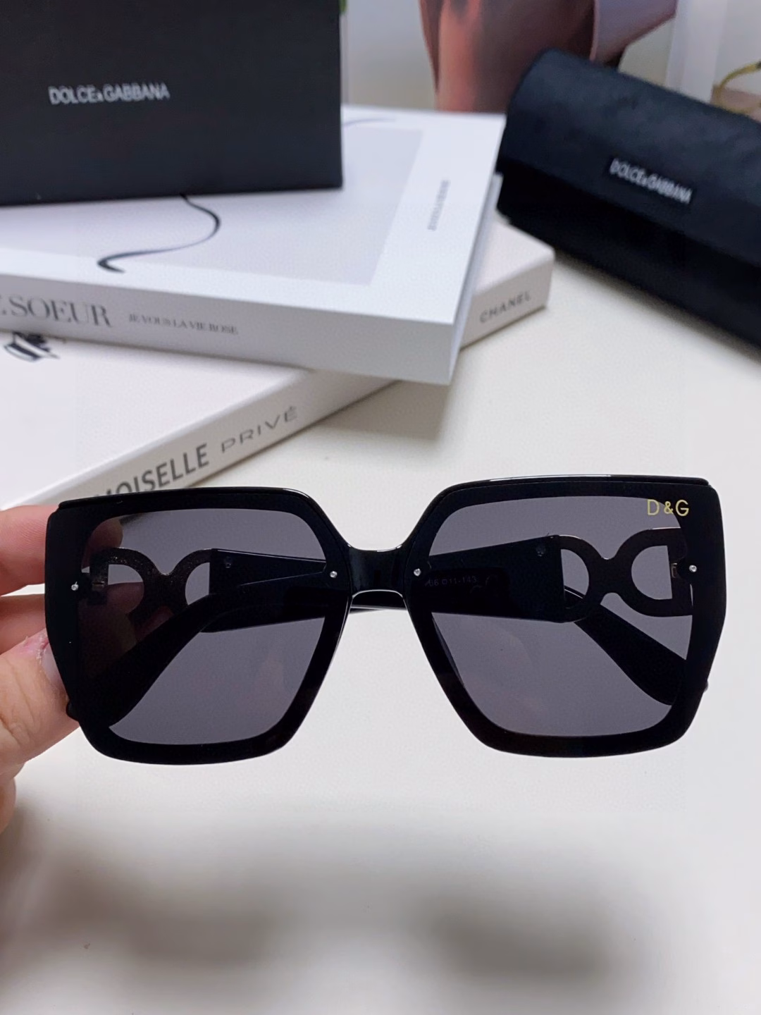 Dolce & Gabbana 2025 latest European and American fashion sunglasses for women, large frame sunglasses for outdoor travel street photography, anti-glare sunglasses for men and women