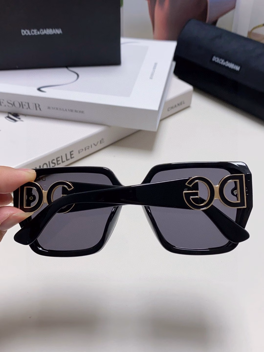 Dolce & Gabbana 2025 latest European and American fashion sunglasses for women, large frame sunglasses for outdoor travel street photography, anti-glare sunglasses for men and women