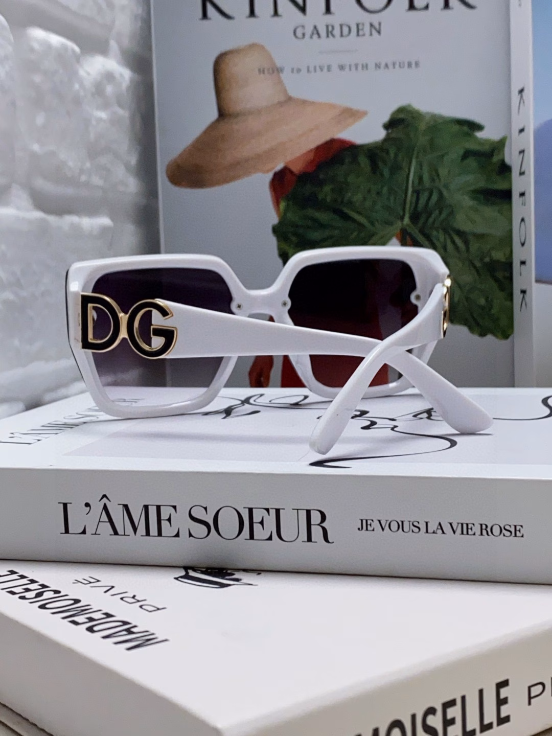 Dolce & Gabbana 2025 latest European and American fashion sunglasses for women, large frame sunglasses for outdoor travel street photography, anti-glare sunglasses for men and women