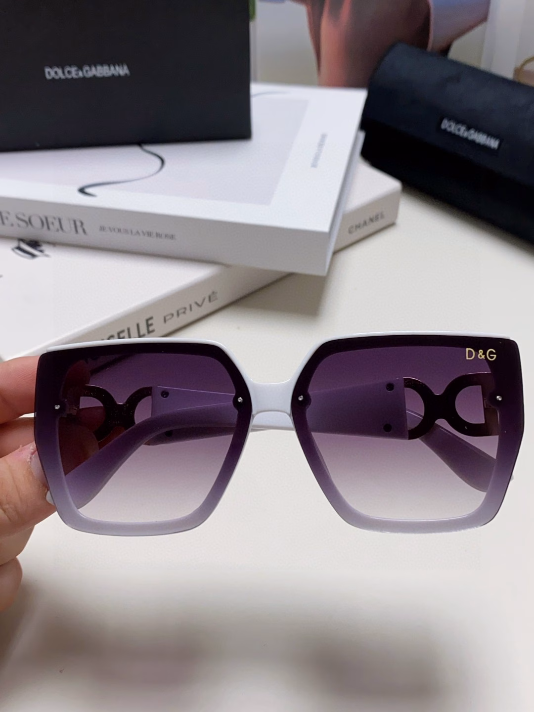 Dolce & Gabbana 2025 latest European and American fashion sunglasses for women, large frame sunglasses for outdoor travel street photography, anti-glare sunglasses for men and women
