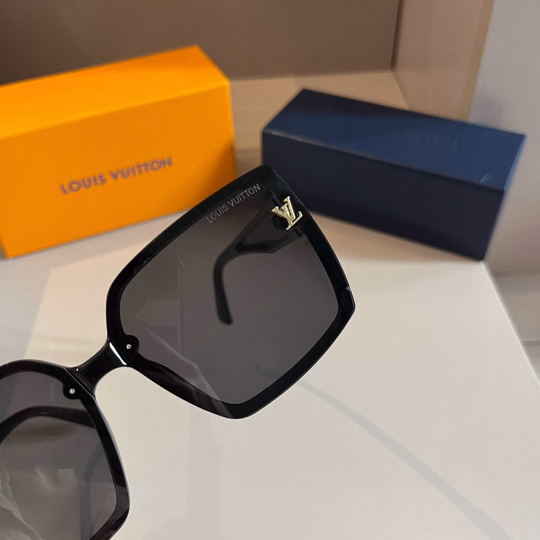 LV sunglasses women's sunglasses 🕶️ good looking, very generous on the face, small face, small full print will not have the feeling of rustic nouveau riche, both men and women can wear, very fashionable
