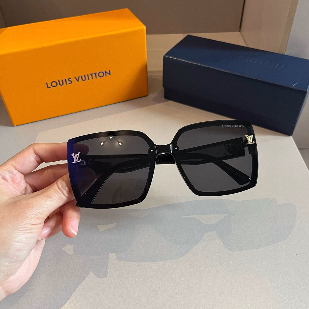 LV sunglasses women's sunglasses 🕶️ good looking, very generous on the face, small face, small full print will not have the feeling of rustic nouveau riche, both men and women can wear, very fashionable