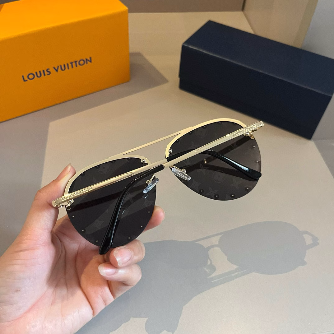 Louis Vuitton's new sunglasses🕶️Same style for men and women, extremely comfortable to wearFashionable styleClassic metal single beam aviator toad-shaped fashion sunglasses