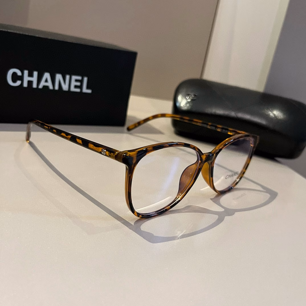 Chanel optical glasses, a great tool for bare faceThe popular Chanel black frame~ looks greatSuper versatile, bare face black frame, you can go out with just a little makeup, super popular this yearMust have! Can be salty or sweet! Gentle lady style!The black frame is really flattering to the face