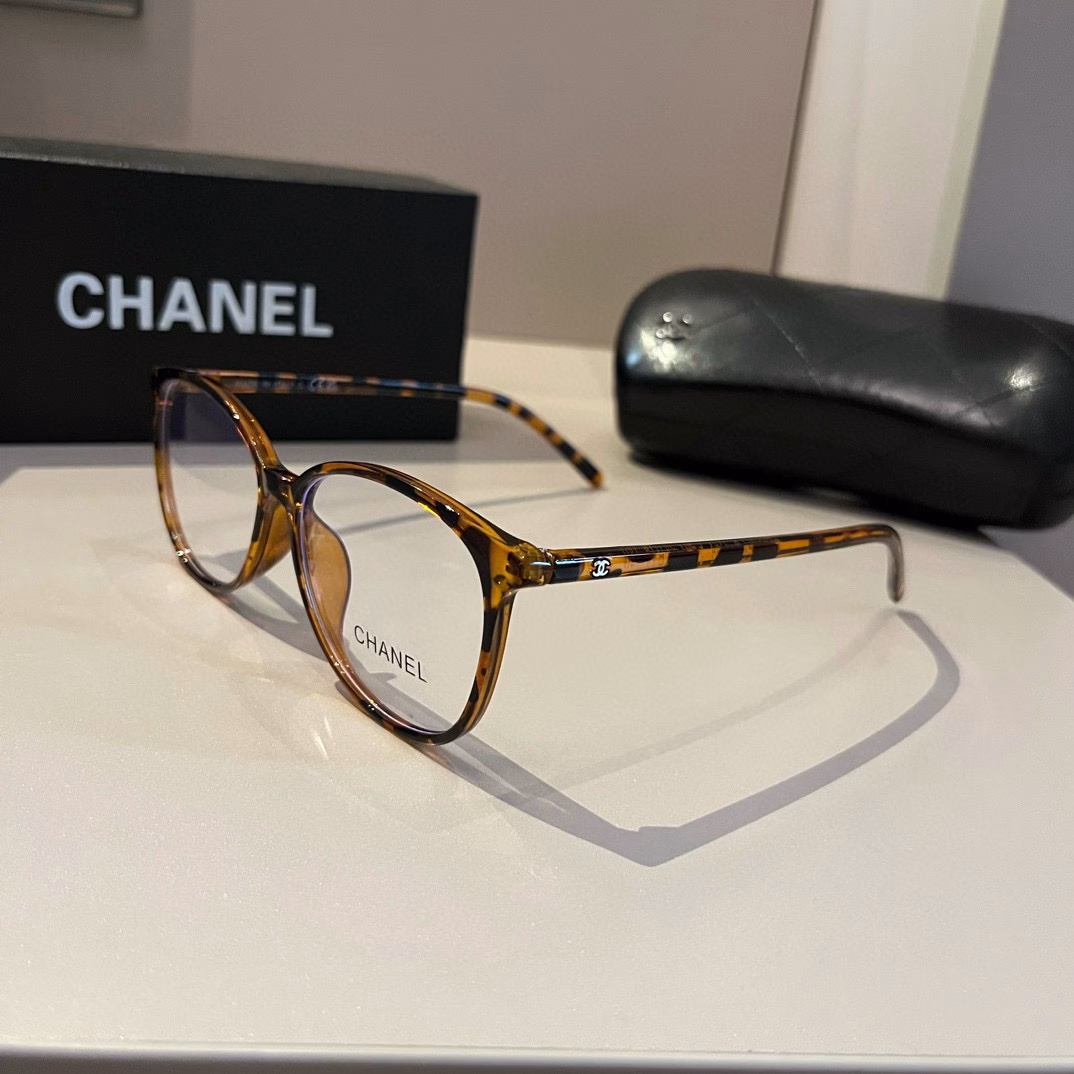 Chanel optical glasses, a great tool for bare faceThe popular Chanel black frame~ looks greatSuper versatile, bare face black frame, you can go out with just a little makeup, super popular this yearMust have! Can be salty or sweet! Gentle lady style!The black frame is really flattering to the face