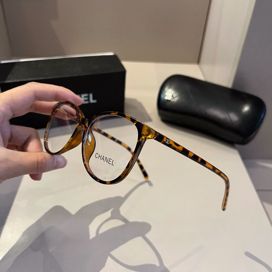 Chanel optical glasses, a great tool for bare faceThe popular Chanel black frame~ looks greatSuper versatile, bare face black frame, you can go out with just a little makeup, super popular this yearMust have! Can be salty or sweet! Gentle lady style!The black frame is really flattering to the face