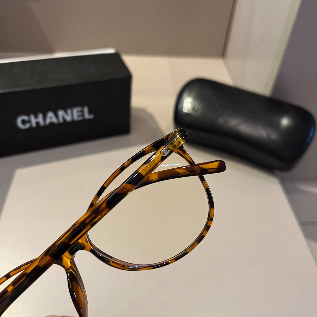 Chanel optical glasses, a great tool for bare faceThe popular Chanel black frame~ looks greatSuper versatile, bare face black frame, you can go out with just a little makeup, super popular this yearMust have! Can be salty or sweet! Gentle lady style!The black frame is really flattering to the face